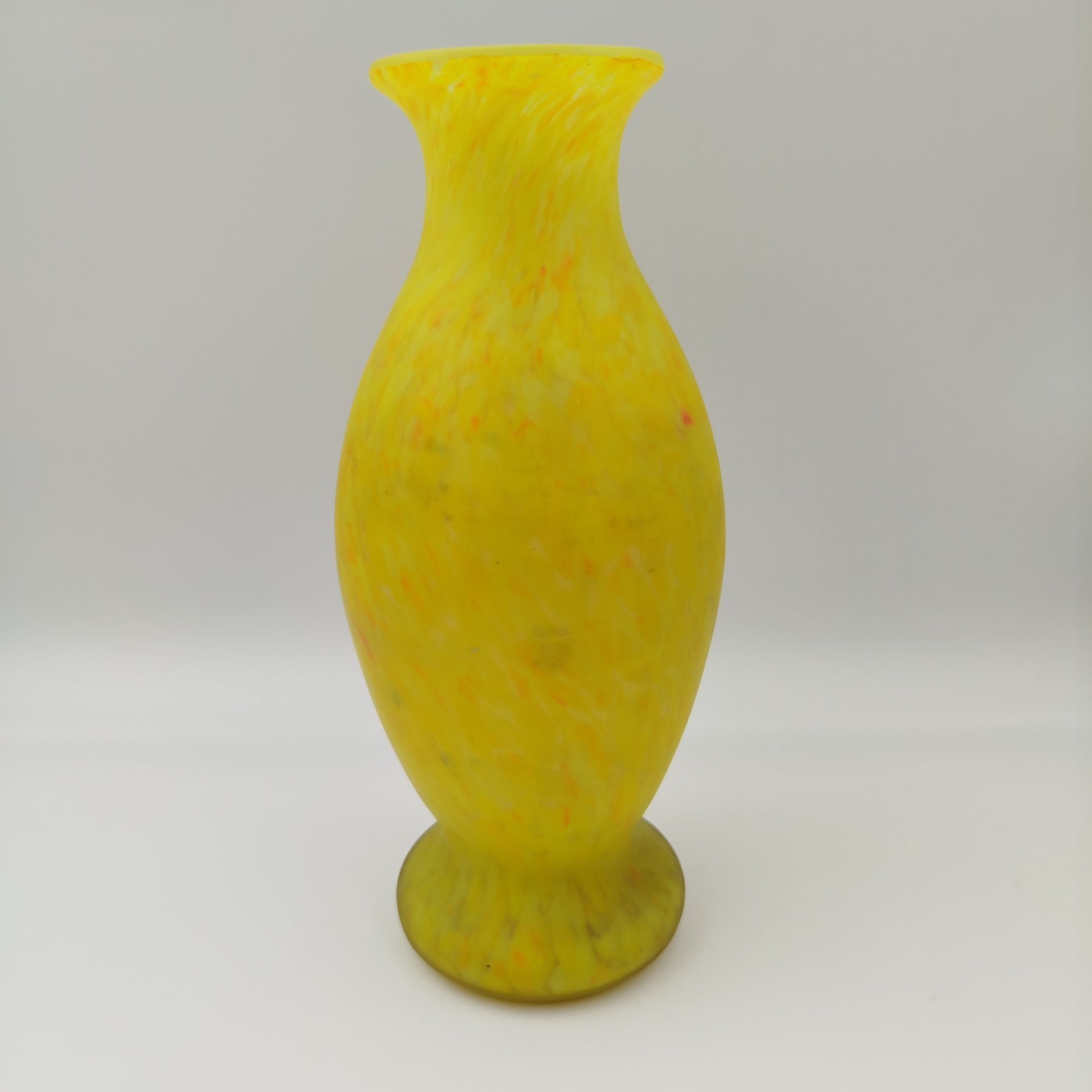 Ваза для цветов лимонно-желтого цвета, матовая, стекло, Европа, 1930-1960 гг.
