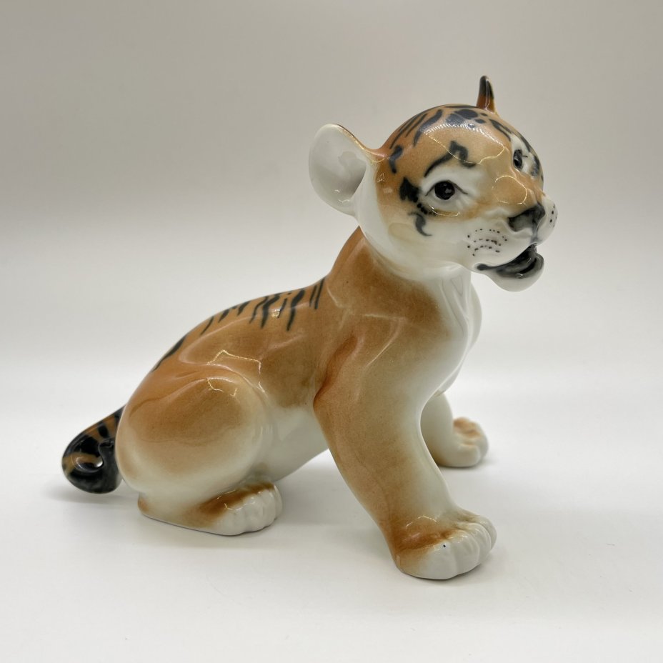 Статуэтка "Тигрёнок", скульптор Б. Я. Воробьев, фарфор, роспись, Ленинградский фарфоровый завод (ЛФЗ), СССР, 1970-1990 гг.