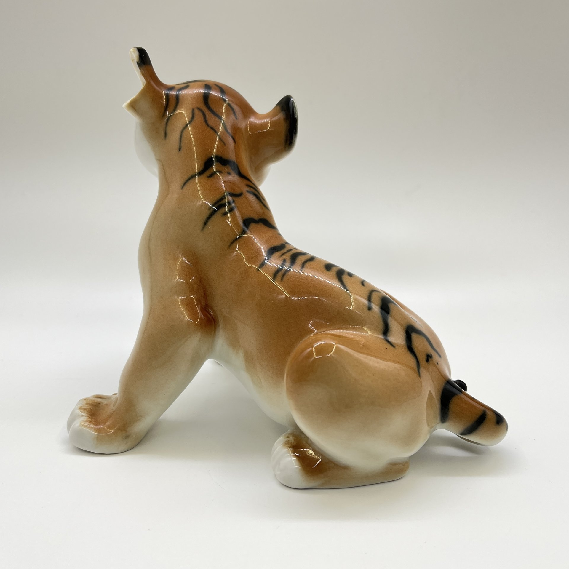 Статуэтка "Тигрёнок", скульптор Б. Я. Воробьев, фарфор, роспись, Ленинградский фарфоровый завод (ЛФЗ), СССР, 1970-1990 гг.