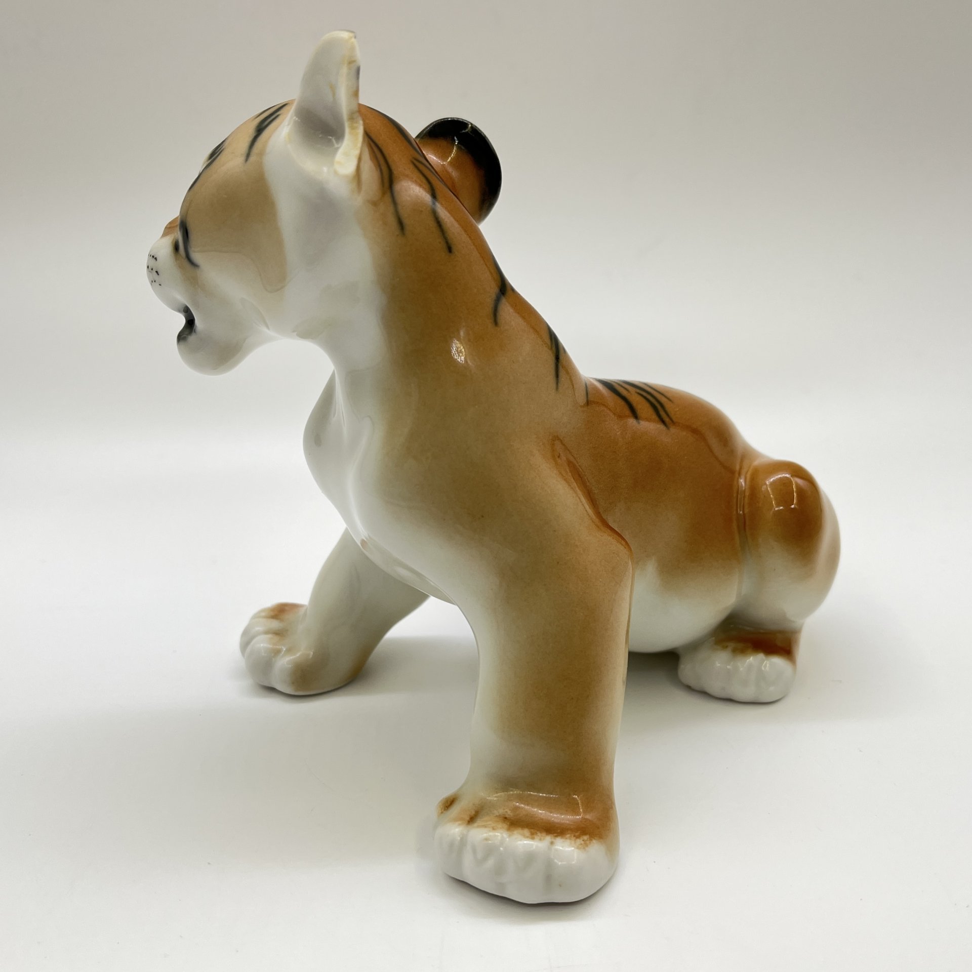 Статуэтка "Тигрёнок", скульптор Б. Я. Воробьев, фарфор, роспись, Ленинградский фарфоровый завод (ЛФЗ), СССР, 1970-1990 гг.