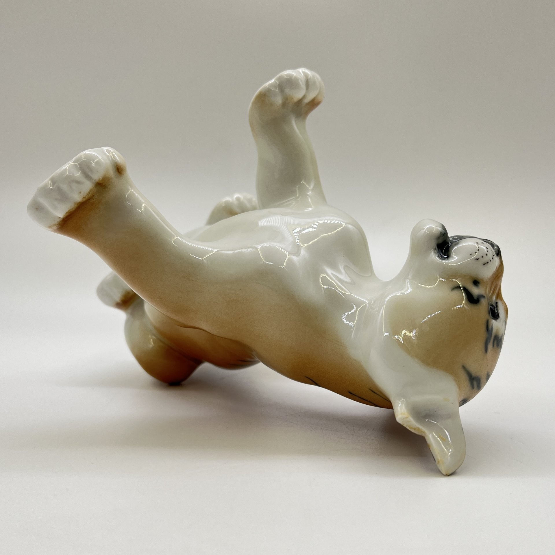 Статуэтка "Тигрёнок", скульптор Б. Я. Воробьев, фарфор, роспись, Ленинградский фарфоровый завод (ЛФЗ), СССР, 1970-1990 гг.