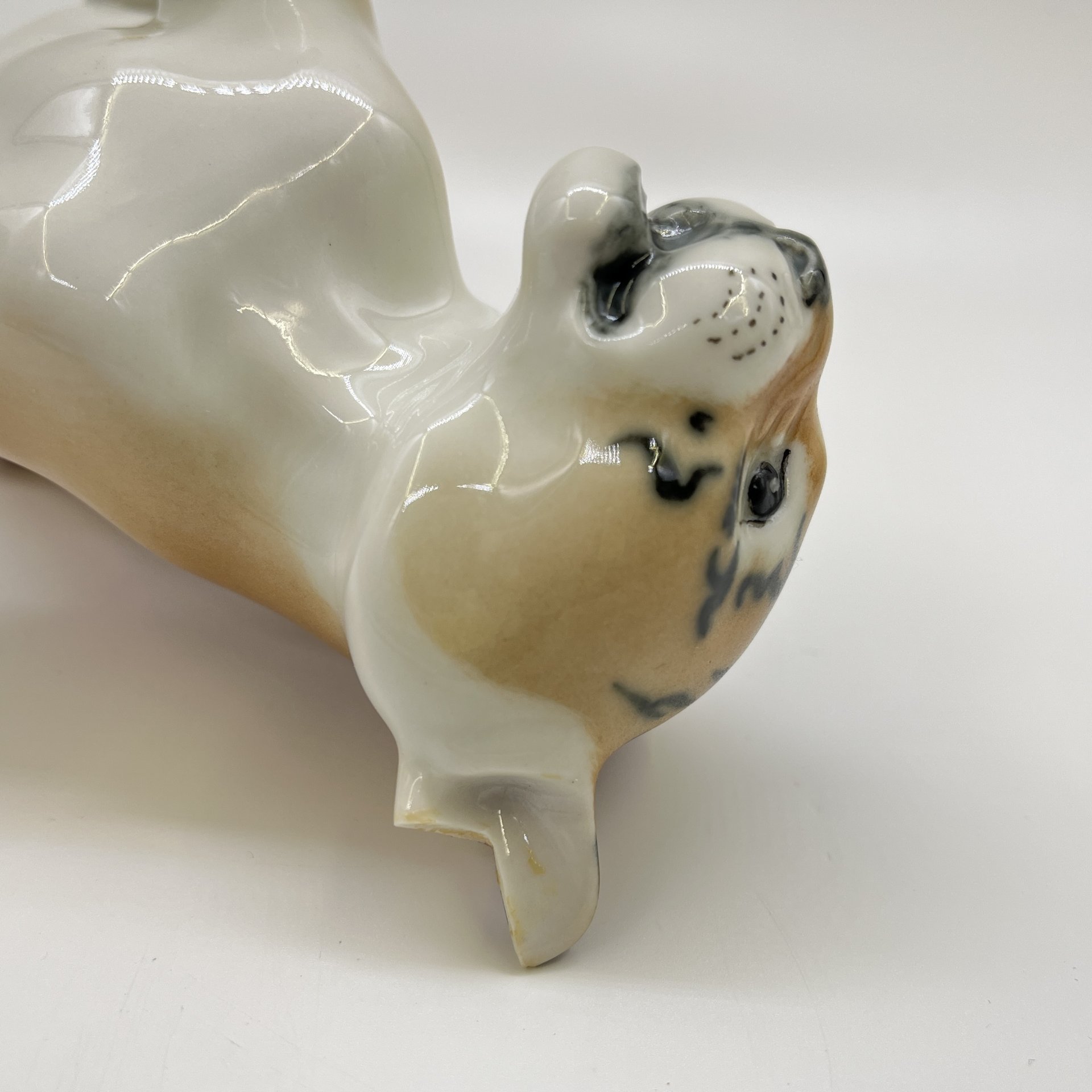 Статуэтка "Тигрёнок", скульптор Б. Я. Воробьев, фарфор, роспись, Ленинградский фарфоровый завод (ЛФЗ), СССР, 1970-1990 гг.