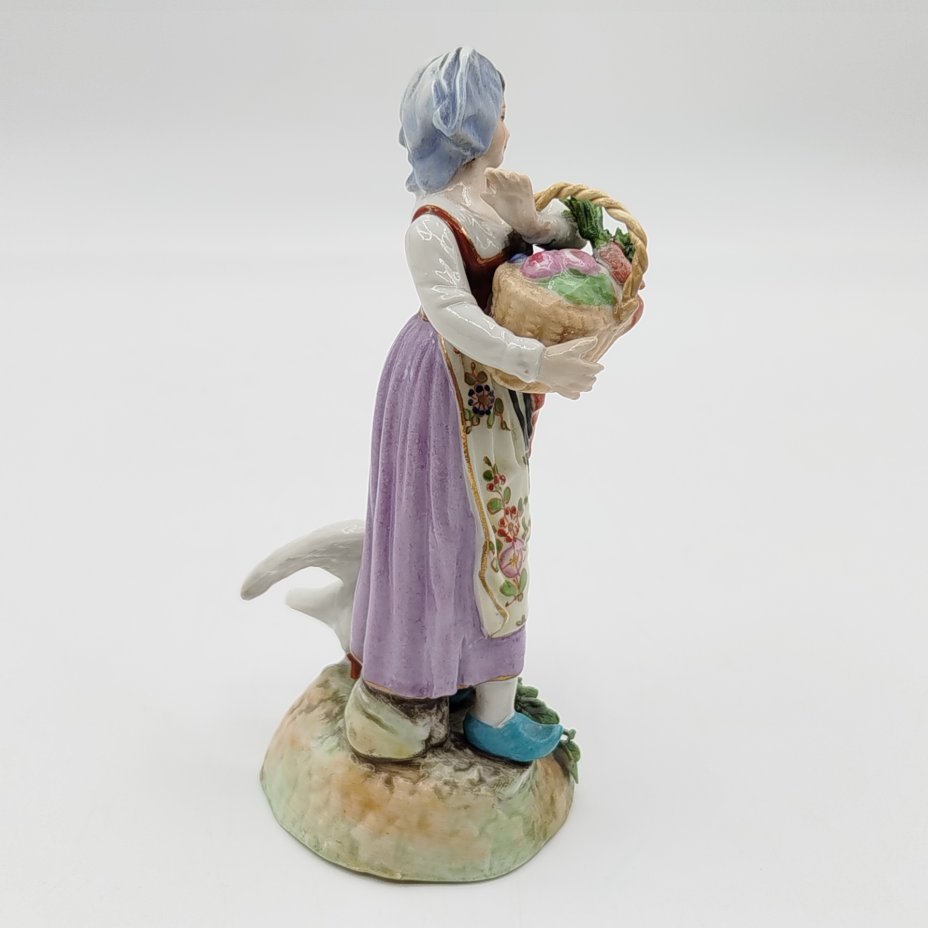 Статуэтка "Девушка с корзиной и гусем", фабрика "Ludwigsburg"