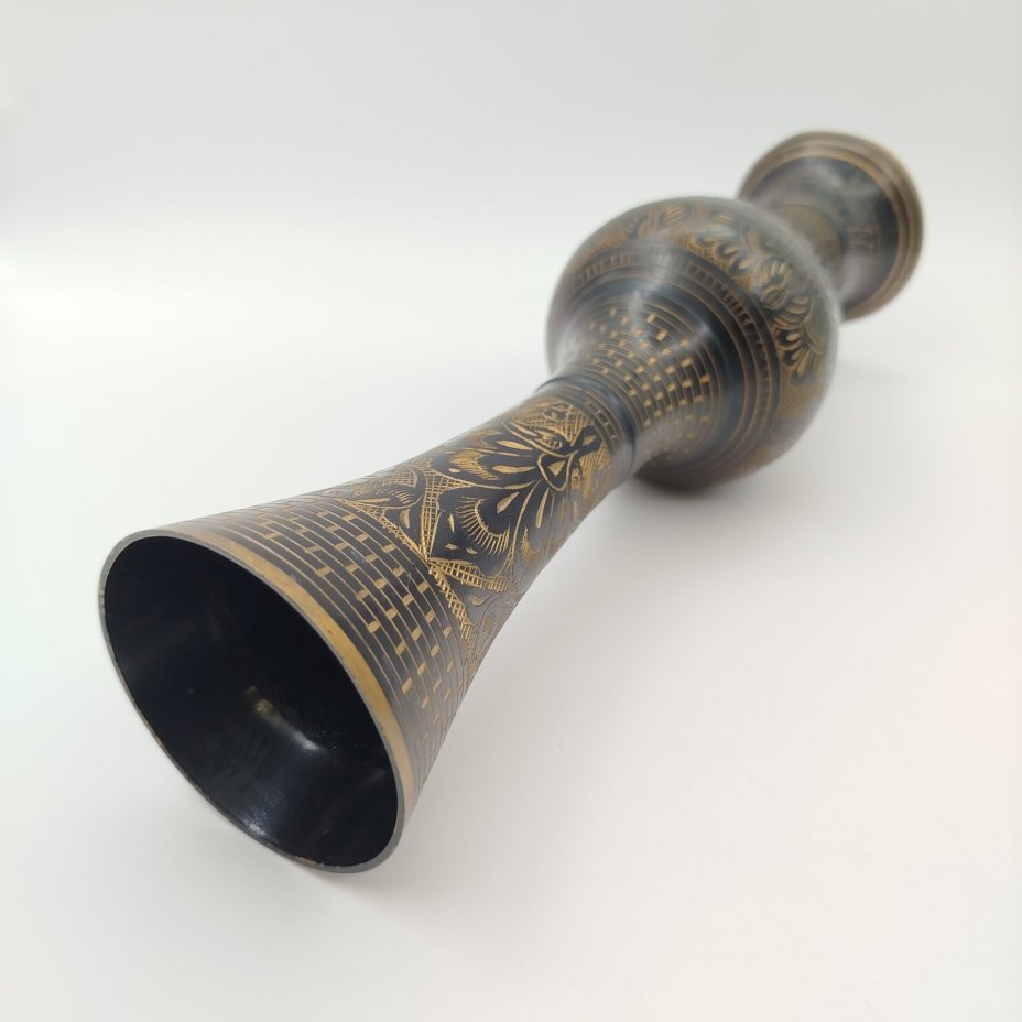 Ваза в восточном стиле с растительным декором на черном фоне