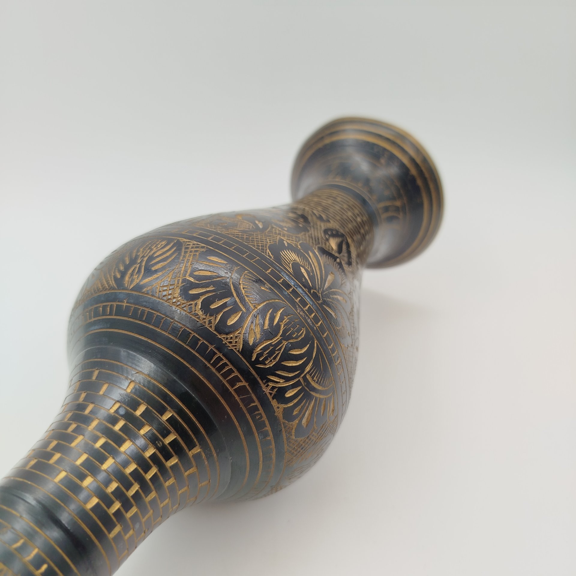 Ваза в восточном стиле с растительным декором на черном фоне, латунь, гравировка, Индия, 1970-1990 гг.