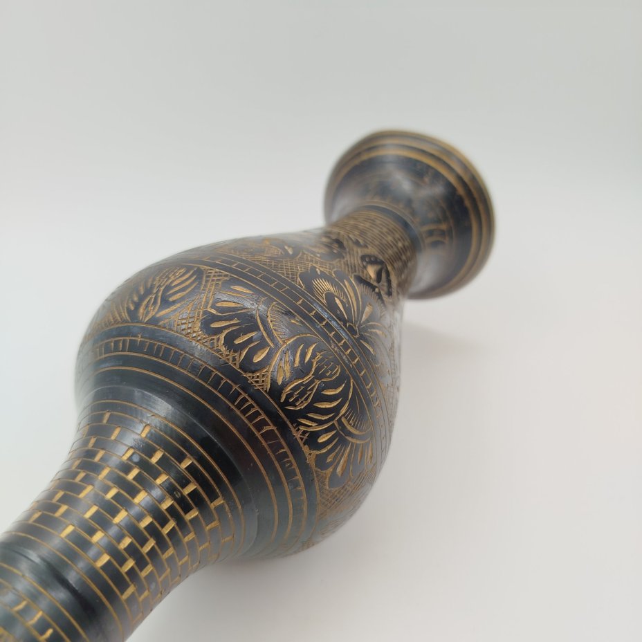 Ваза в восточном стиле с растительным декором на черном фоне