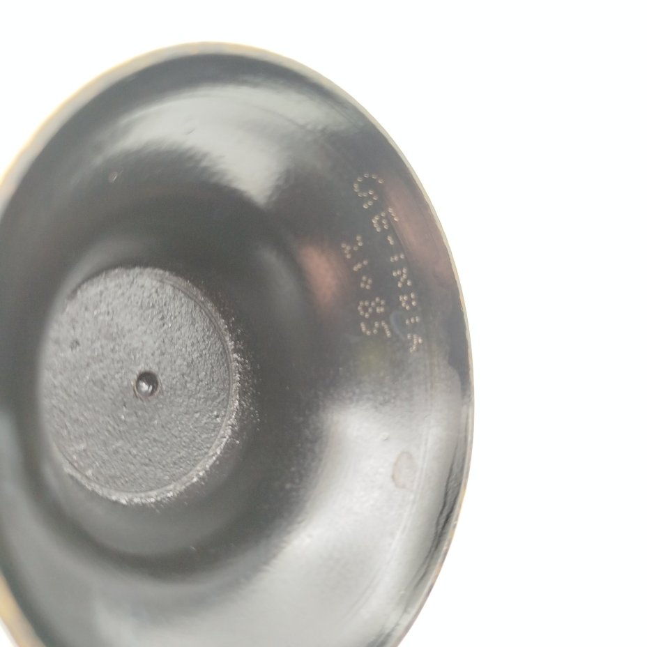 Ваза в восточном стиле с растительным декором на черном фоне