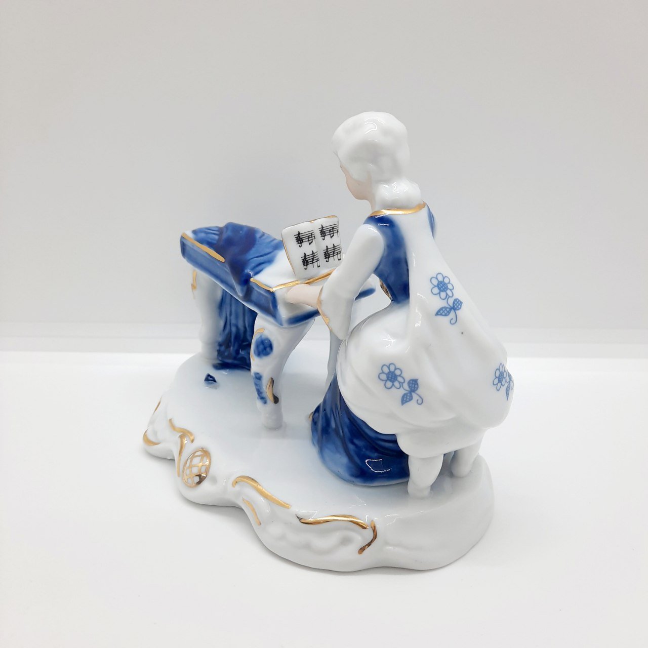Статуэтка "Дама за клавесином", CDC Rococo Collection
