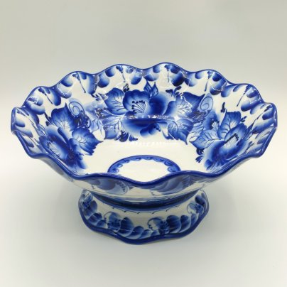 Большая ваза для фруктов на ножке, с волнистым бортом, исп. Соцкова, фарфор, роспись, Гжельский фарфоровый завод, Российская Федерация, 1991-2015 гг.