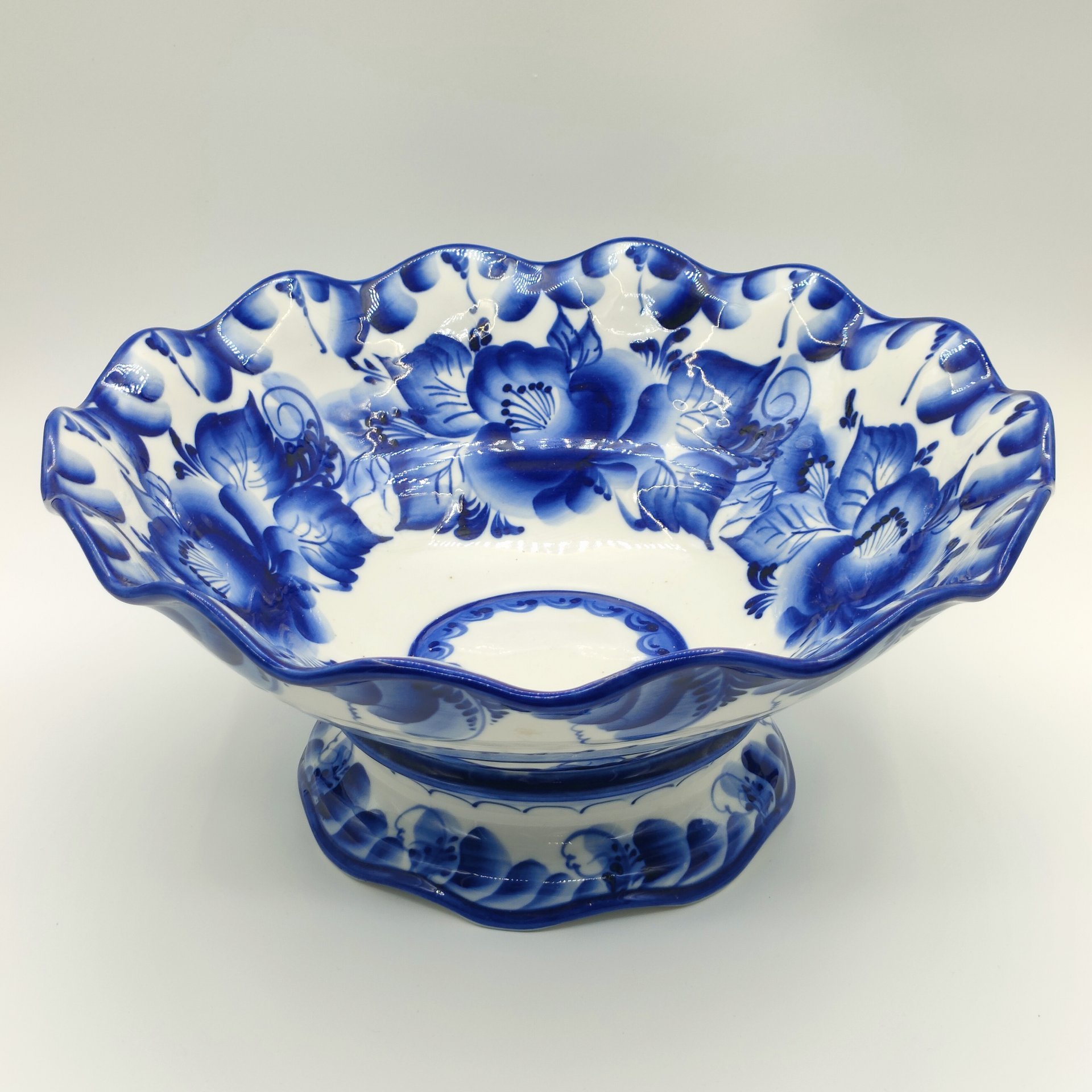 Большая ваза для фруктов на ножке, с волнистым бортом, исп. Соцкова, фарфор, роспись, Гжельский фарфоровый завод, Российская Федерация, 1991-2015 гг.