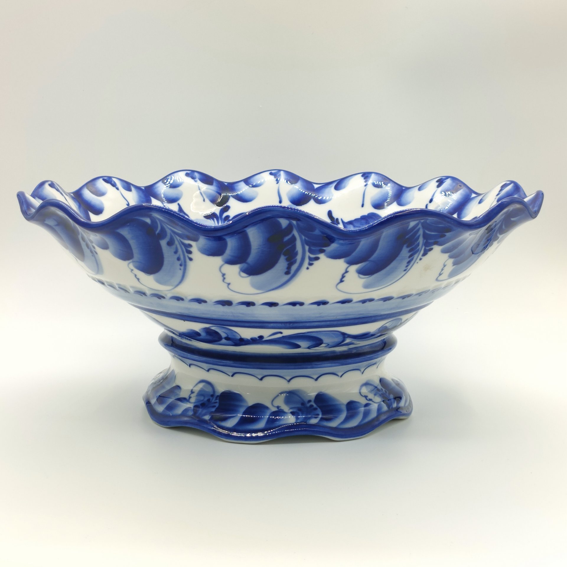 Большая ваза для фруктов на ножке, с волнистым бортом, исп. Соцкова, фарфор, роспись, Гжельский фарфоровый завод, Российская Федерация, 1991-2015 гг.