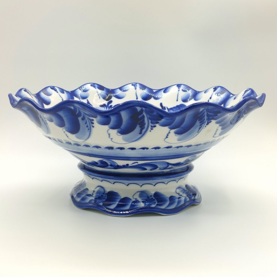 Большая ваза для фруктов на ножке, с волнистым бортом, исп. Соцкова, фарфор, роспись, Гжельский фарфоровый завод, Российская Федерация, 1991-2015 гг.