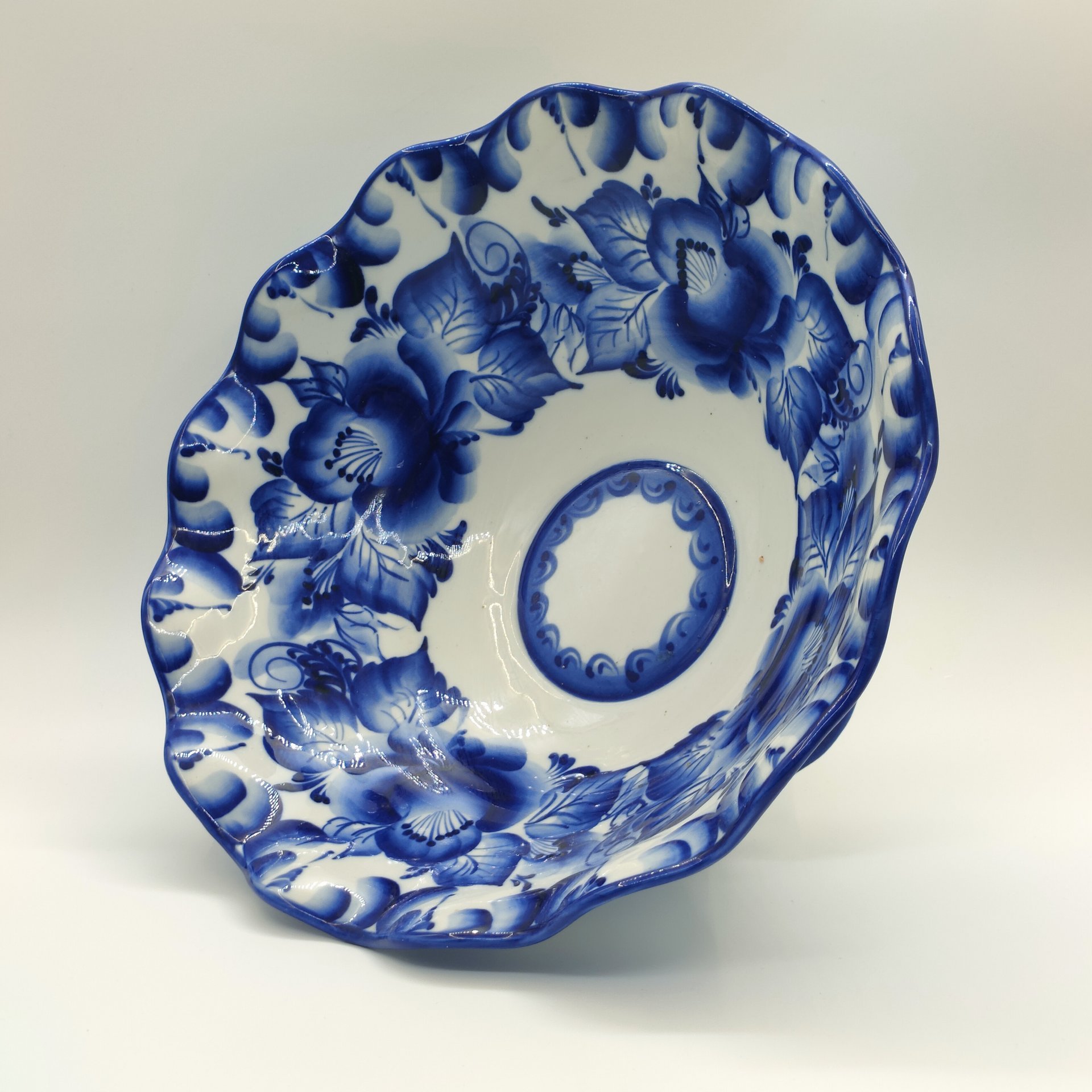 Большая ваза для фруктов на ножке, с волнистым бортом, исп. Соцкова, фарфор, роспись, Гжельский фарфоровый завод, Российская Федерация, 1991-2015 гг.