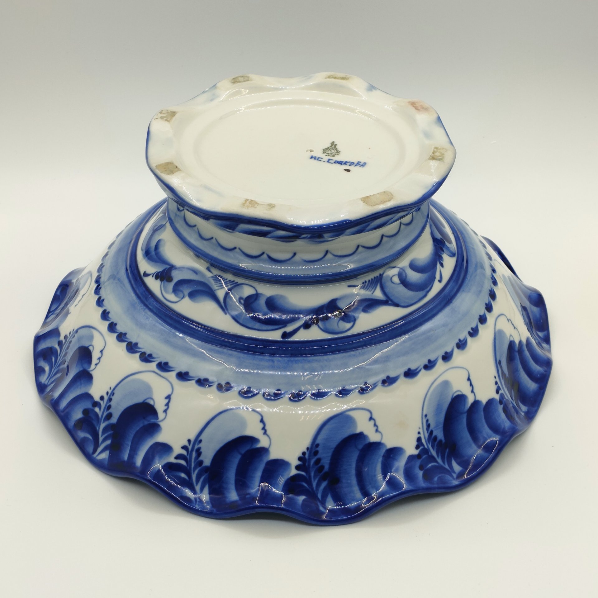 Большая ваза для фруктов на ножке, с волнистым бортом, исп. Соцкова, фарфор, роспись, Гжельский фарфоровый завод, Российская Федерация, 1991-2015 гг.