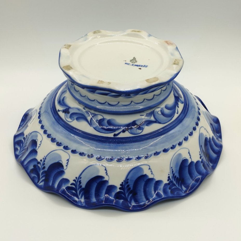 Большая ваза для фруктов на ножке, с волнистым бортом, исп. Соцкова, фарфор, роспись, Гжельский фарфоровый завод, Российская Федерация, 1991-2015 гг.