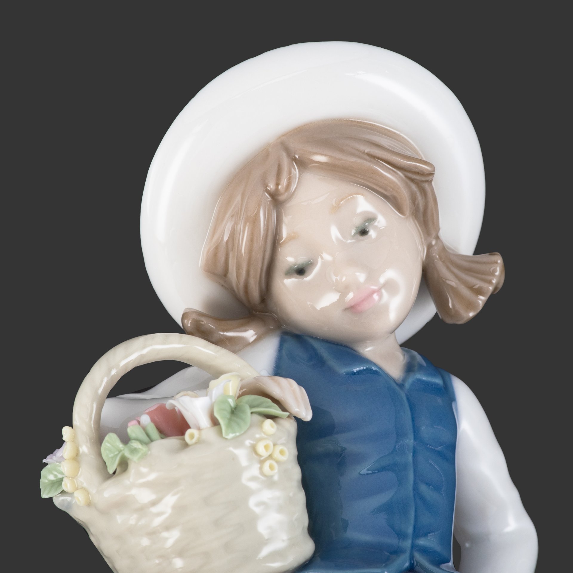 Статуэтка "Девочка с корзиной цветов", Lladro