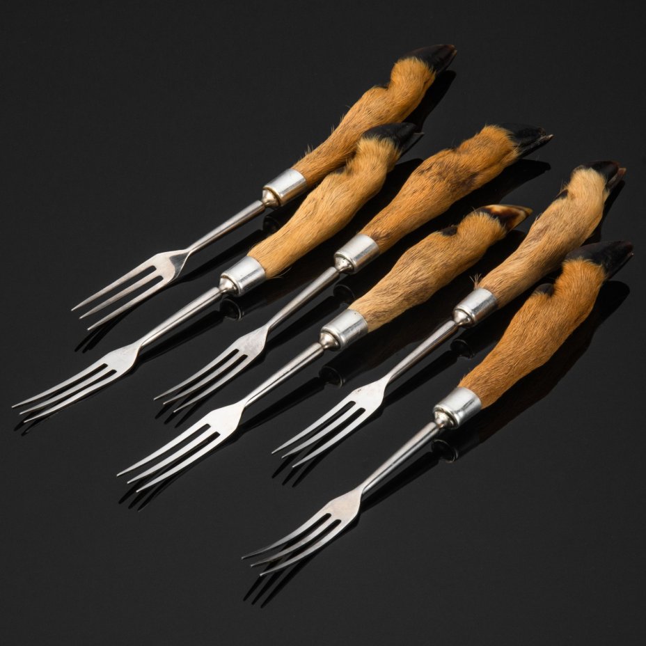 Набор столовых вилок для дичи  (мяса) "Охота" на 6 персон, Inox, металл, (рукояти из кистевой части ног косуль), Италия, 1990-2000 гг.