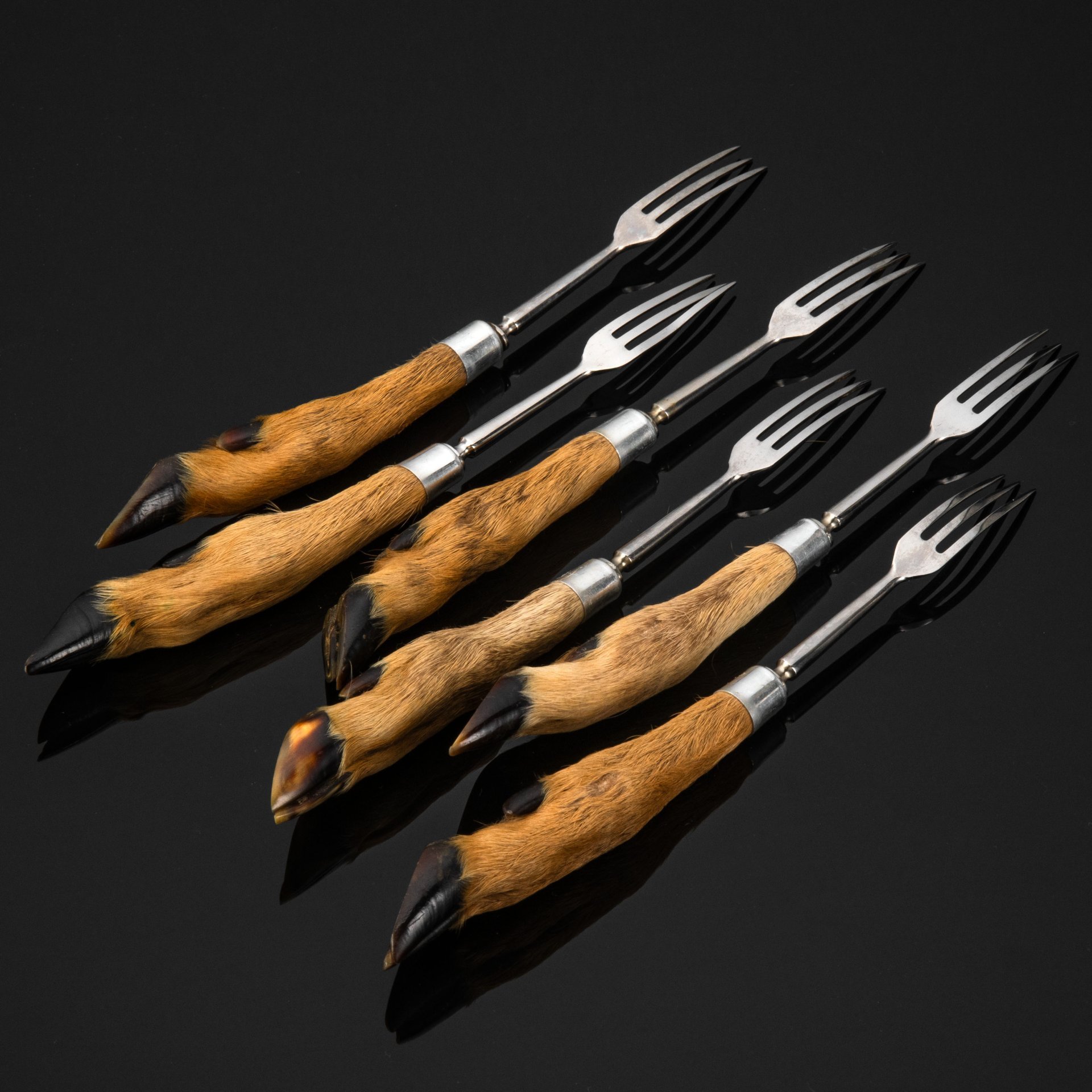 Набор столовых вилок для дичи  (мяса) "Охота" на 6 персон, Inox, металл, (рукояти из кистевой части ног косуль), Италия, 1990-2000 гг.