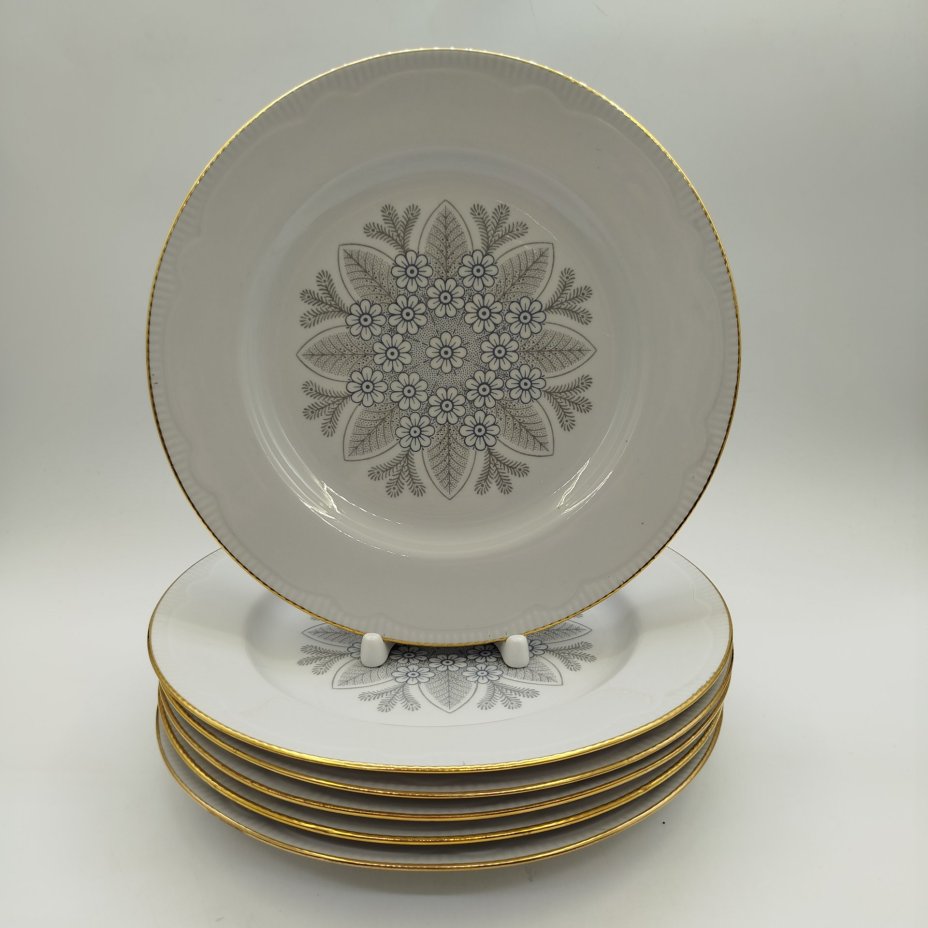 Набор из шести столовых тарелок с растительным декором, фарфор, деколь, золочение, Минский фарфорово-фаянсовый завод, СССР, 1968-1983 гг.