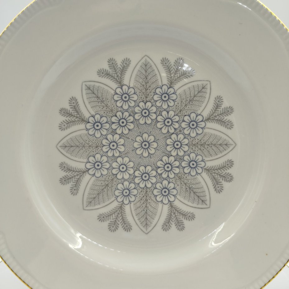 Набор из шести столовых тарелок с растительным декором, фарфор, деколь, золочение, Минский фарфорово-фаянсовый завод, СССР, 1968-1983 гг.