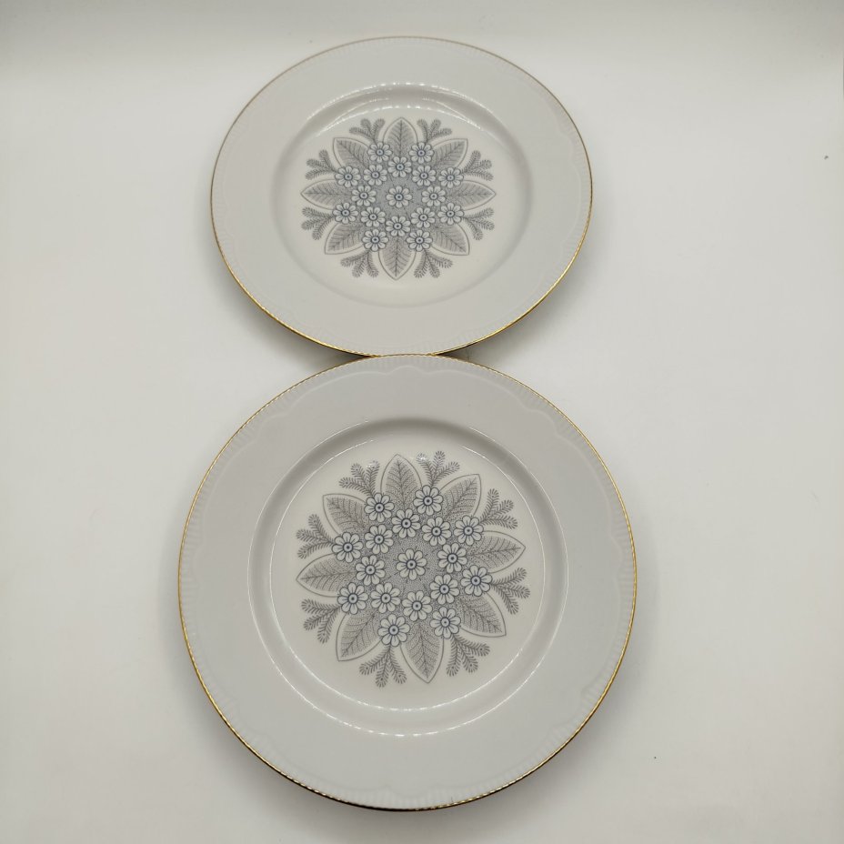 Набор из шести столовых тарелок с растительным декором, фарфор, деколь, золочение, Минский фарфорово-фаянсовый завод, СССР, 1968-1983 гг.