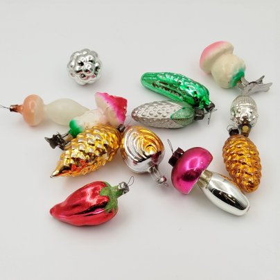 Набор елочных игрушек в подборе (грибы, шишки, орехи, овощи и ягоды), 12 шт., стекло, краска, металл, СССР, 1950-1970 гг.