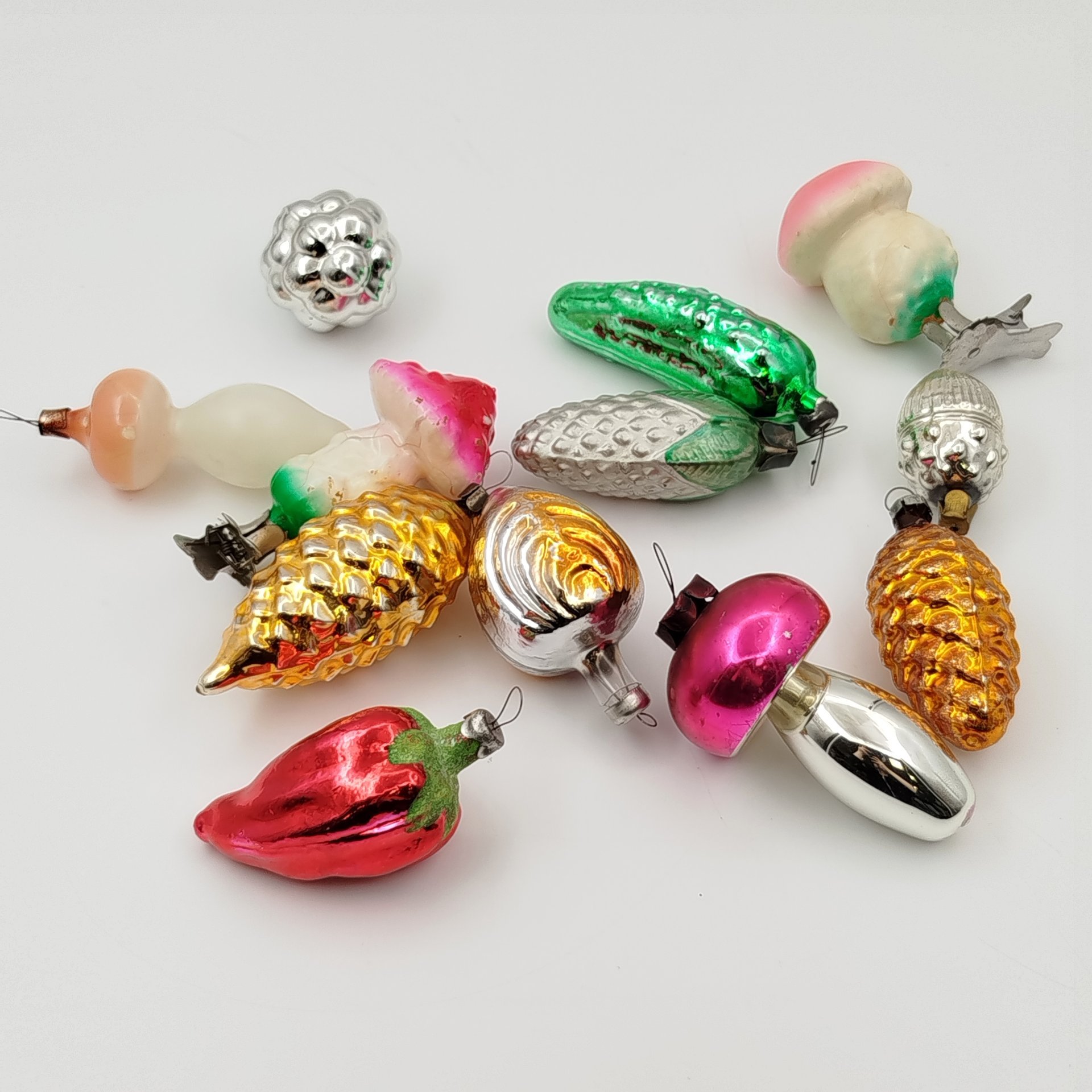 Набор елочных игрушек в подборе (грибы, шишки, орехи, овощи и ягоды), 12 шт., стекло, краска, металл, СССР, 1950-1970 гг.