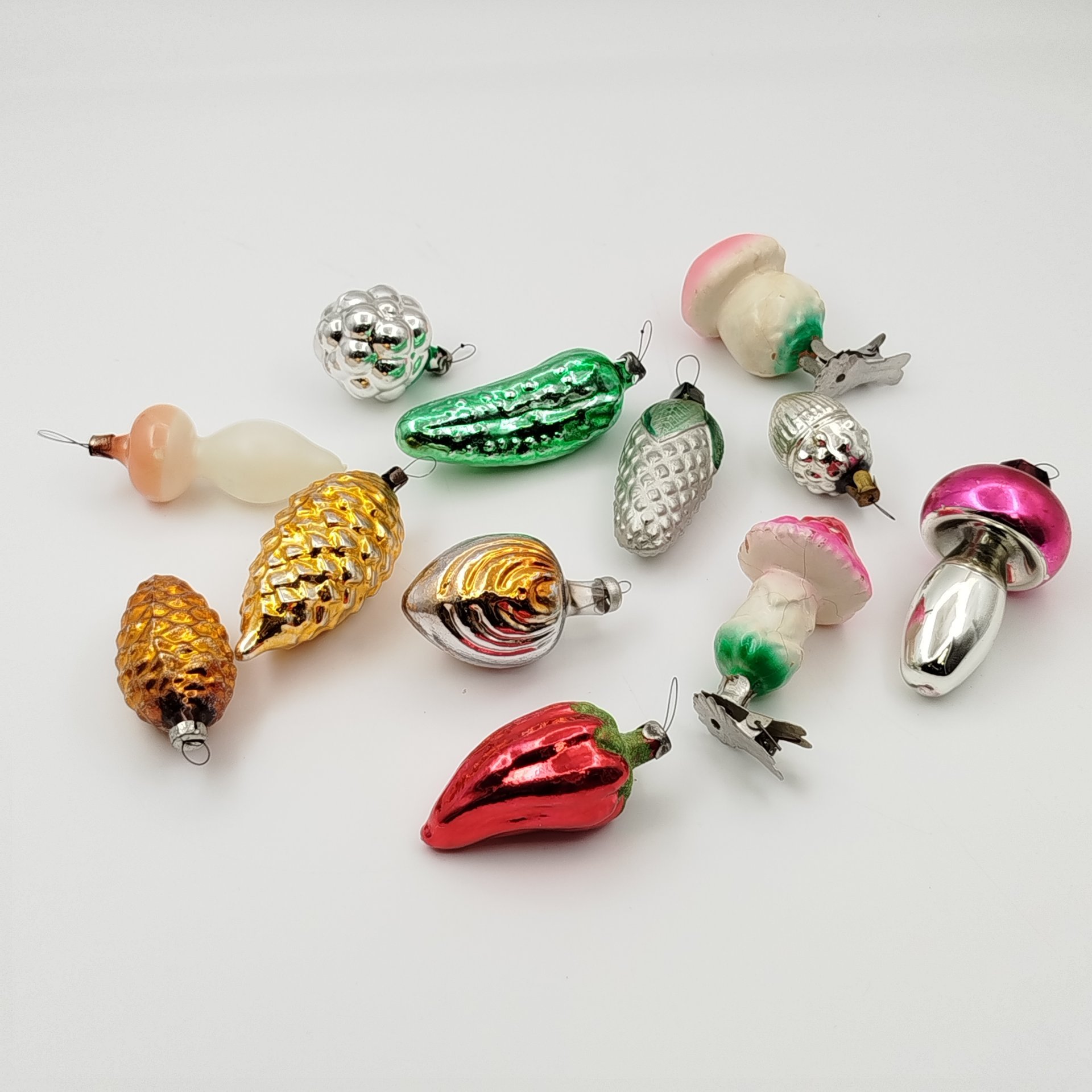 Набор елочных игрушек в подборе (грибы, шишки, орехи, овощи и ягоды), 12 шт., стекло, краска, металл, СССР, 1950-1970 гг.
