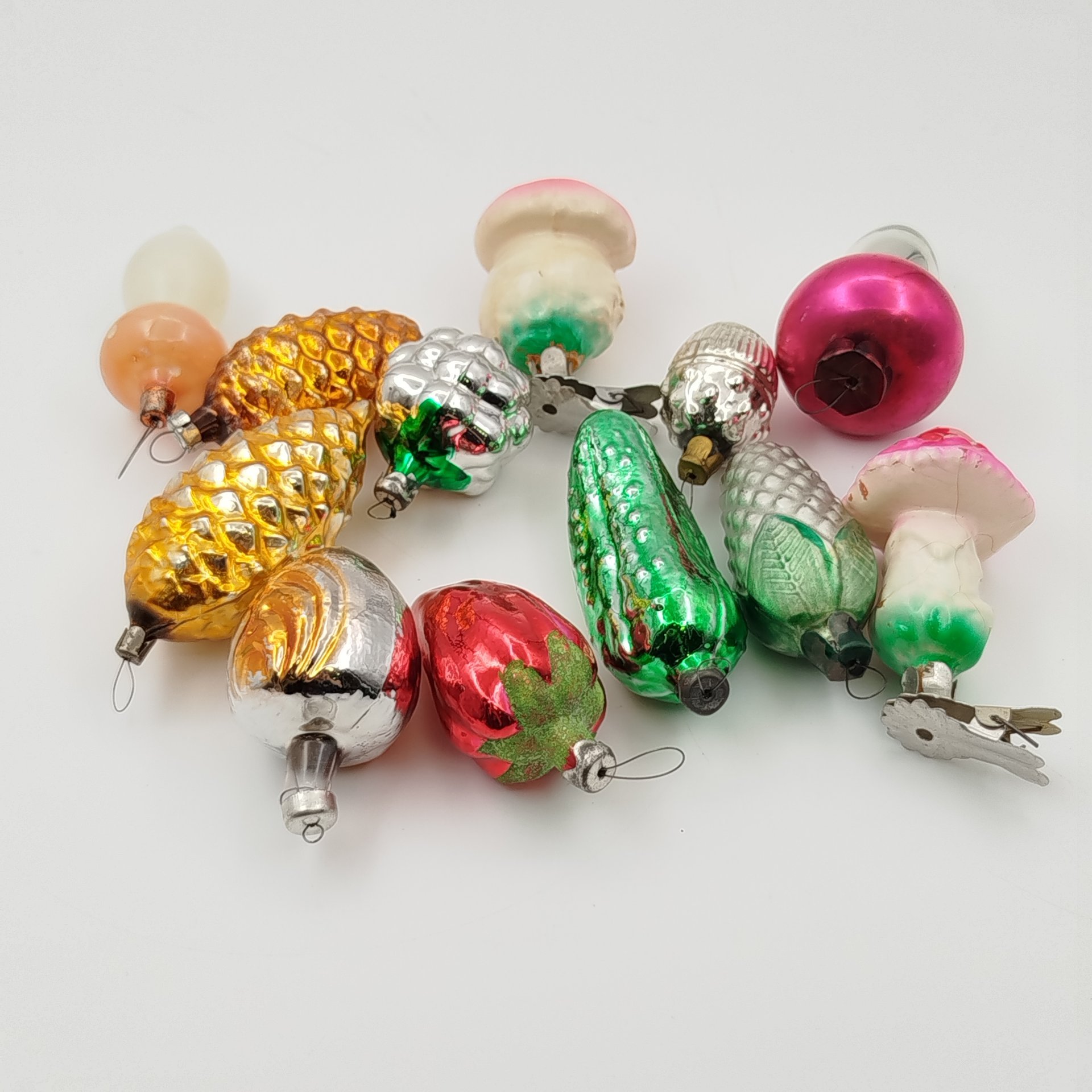 Набор елочных игрушек в подборе (грибы, шишки, орехи, овощи и ягоды), 12 шт., стекло, краска, металл, СССР, 1950-1970 гг.