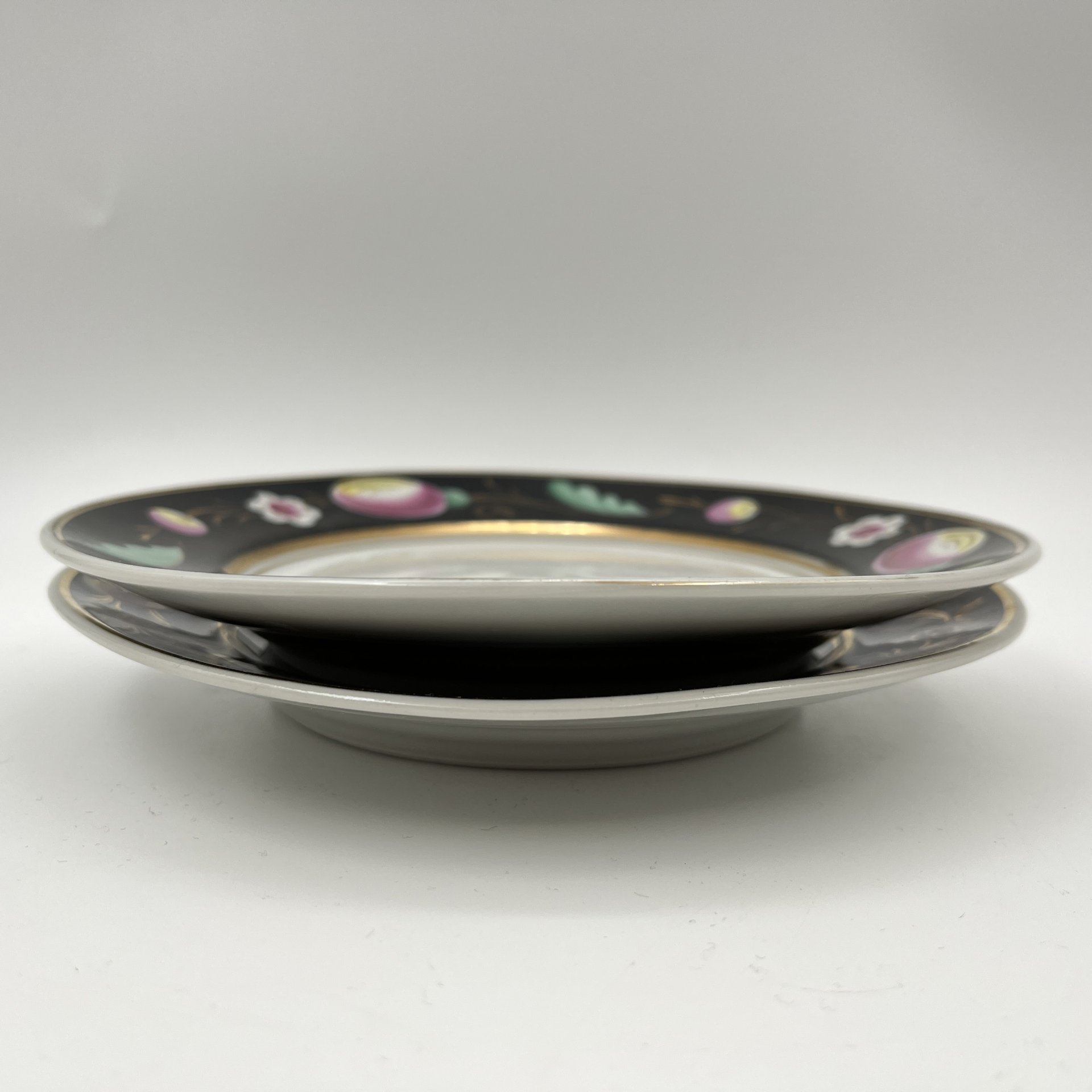 Набор из 2 десертных тарелок "Слива", автор А.А.Чекулина, фарфор, крытье, роспись, золочение, Дмитровский фарфоровый завод (ДФЗ Вербилки), СССР, 1954-1965 гг.