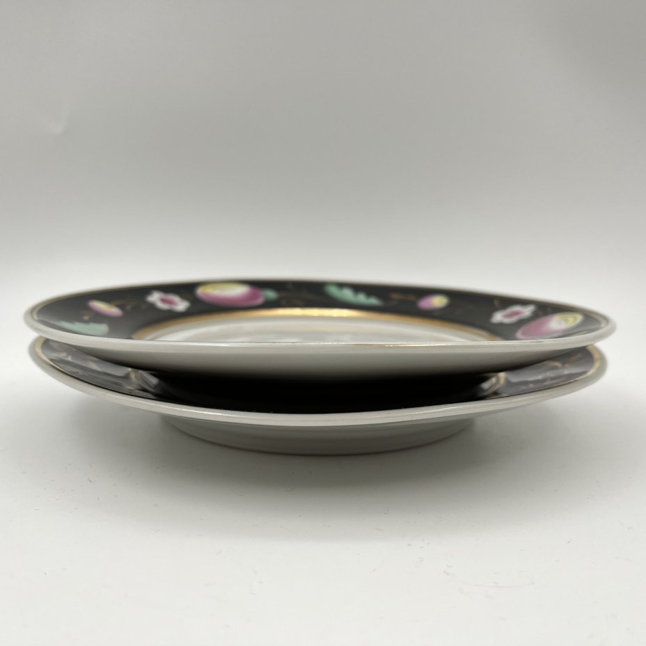 Набор из 2 десертных тарелок "Слива", автор А.А.Чекулина, фарфор, крытье, роспись, золочение, Дмитровский фарфоровый завод (ДФЗ Вербилки), СССР, 1954-1965 гг.