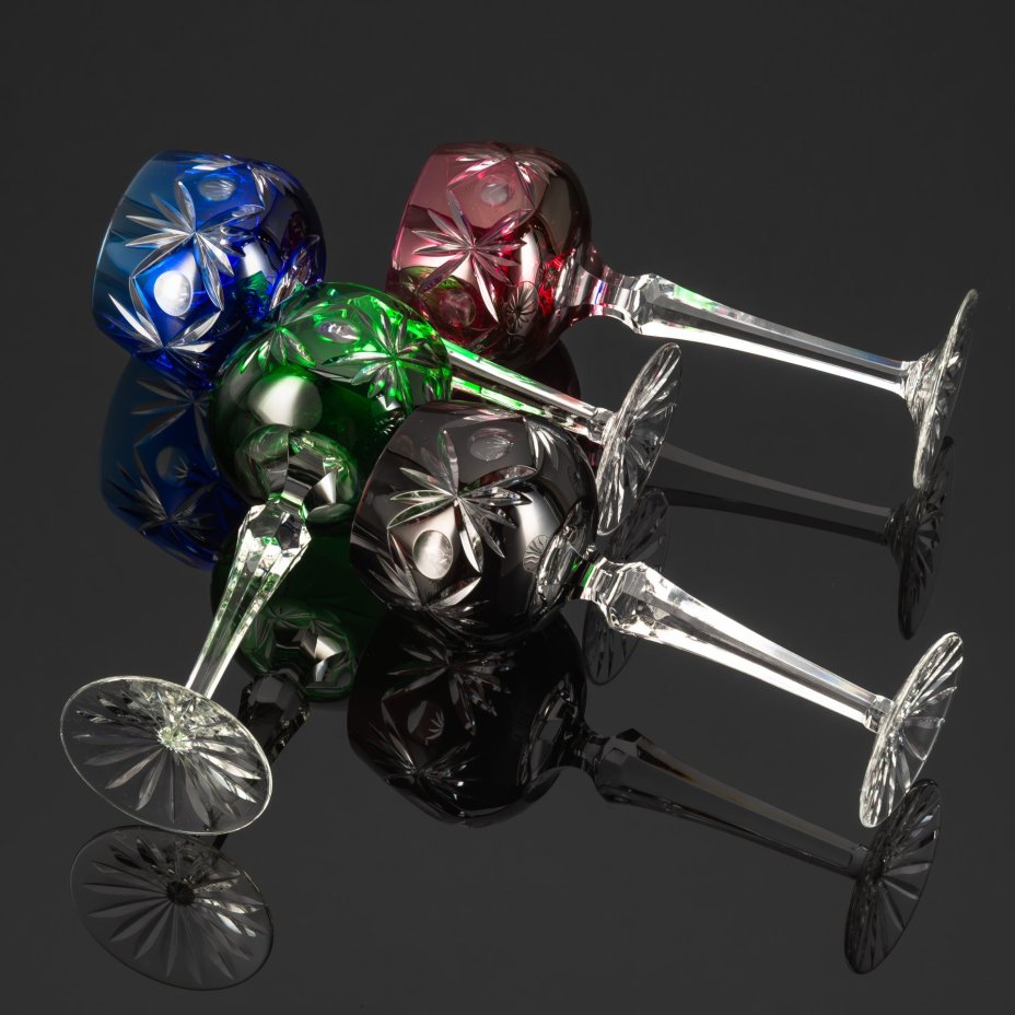 Набор разноцветных бокалов для вина с резным декором на 4 персоны