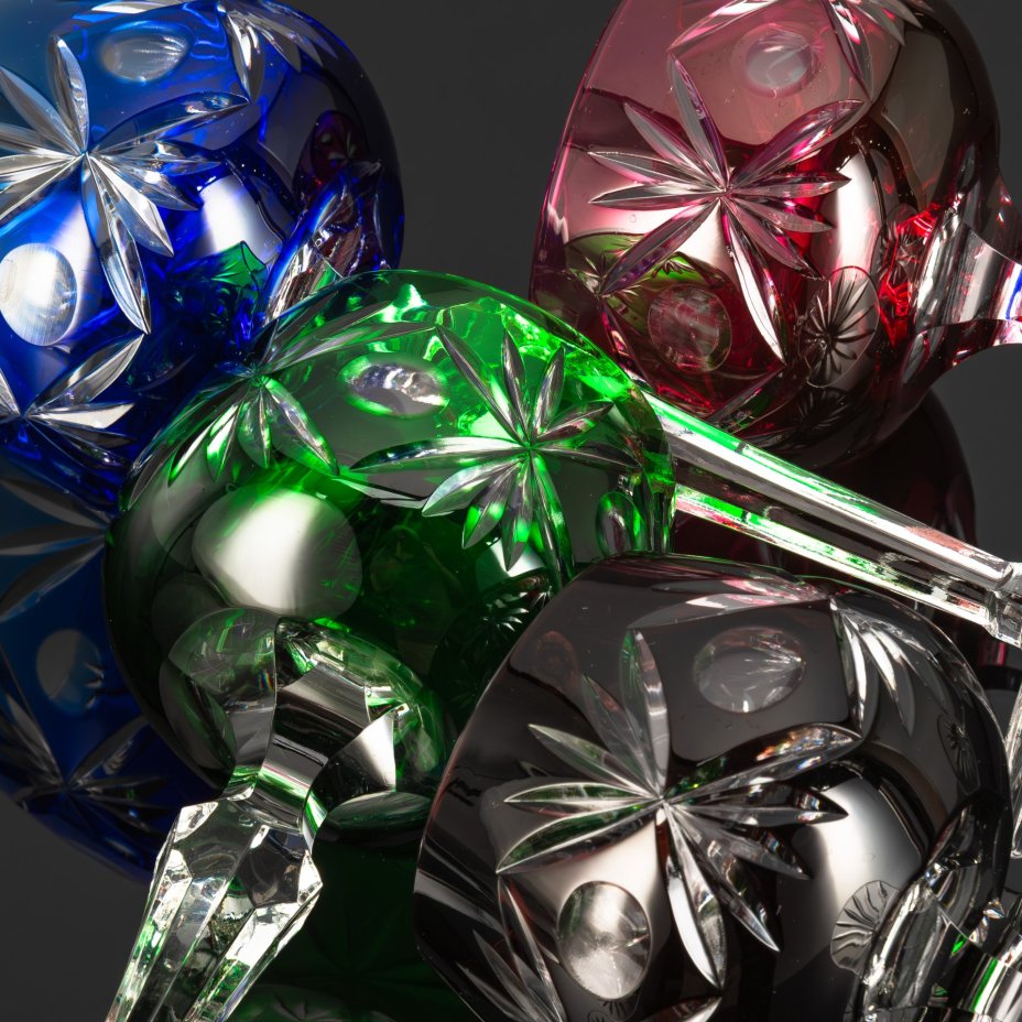 Набор разноцветных бокалов для вина с резным декором на 4 персоны