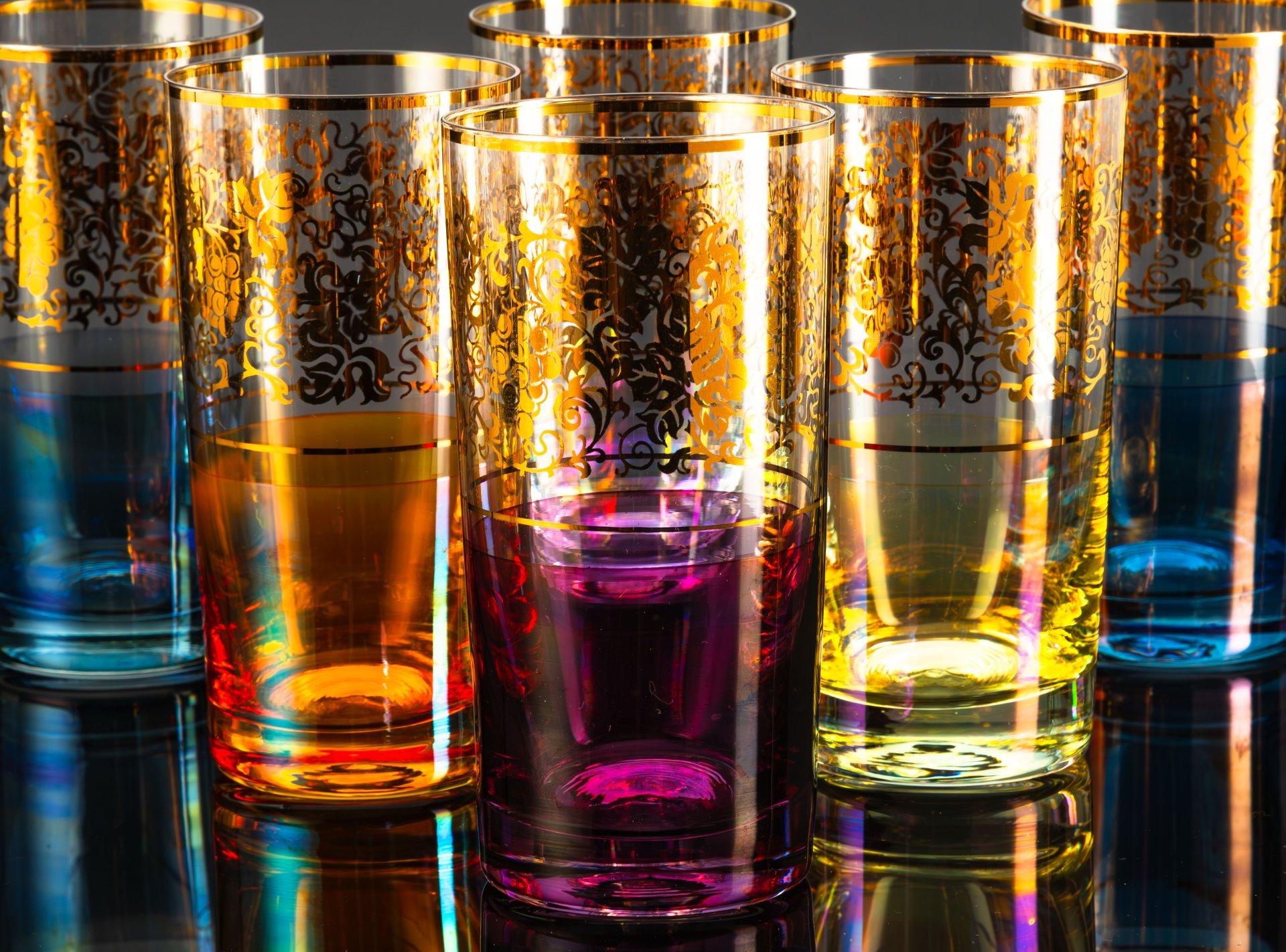 Набор разноцветных стаканов для прохладительных напитков с изображением винограда на 6 персон в коробке, стекло, золочение, люстр, Чехословакия, 1970-1990 гг.