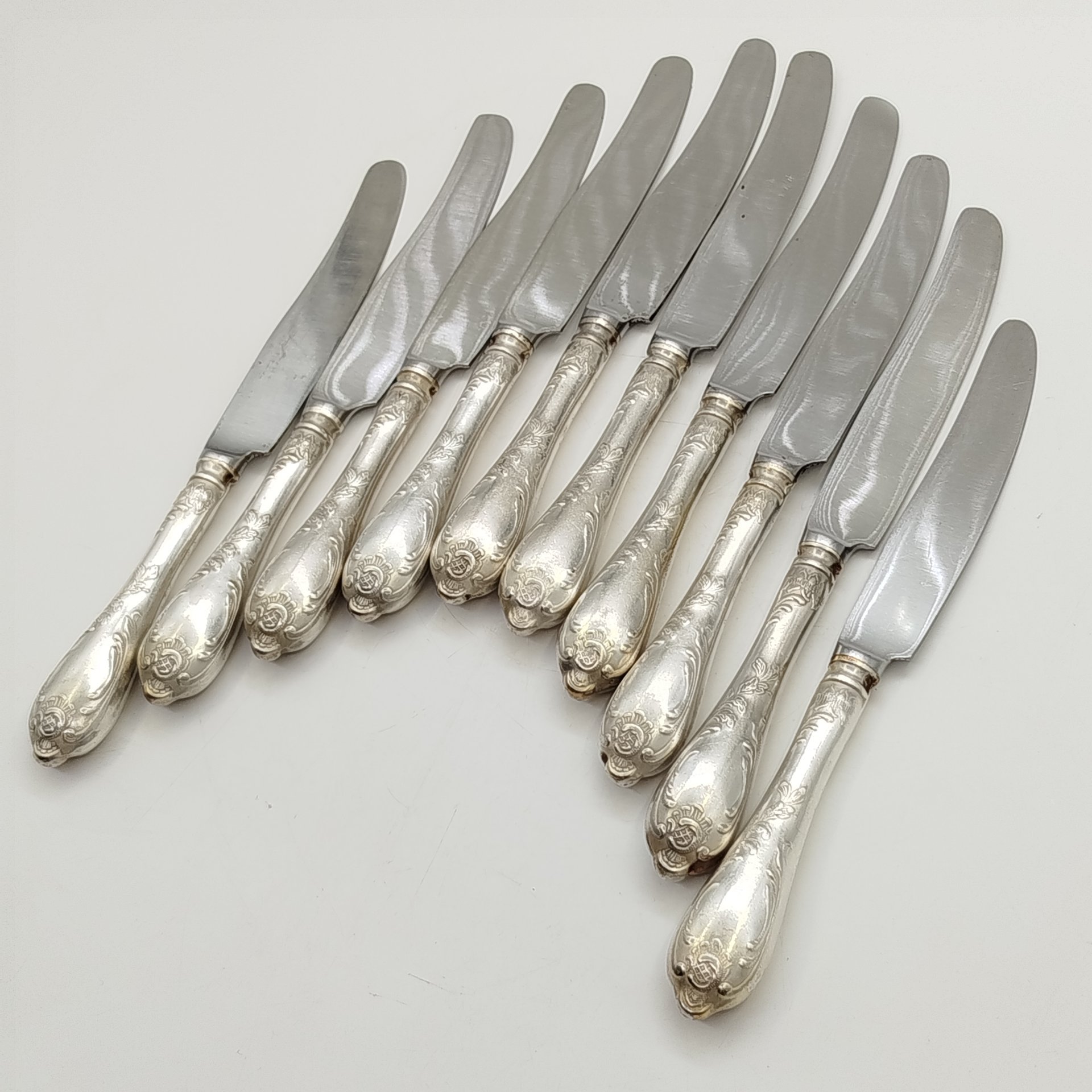 Набор из десяти десертных ножей с растительным декором, мНЦ (медь-никель-цинк), сталь, Вольнянский завод столовых приборов им. Шевченко (ЗiШ, ЗиШ), СССР, 1960-1990 гг.