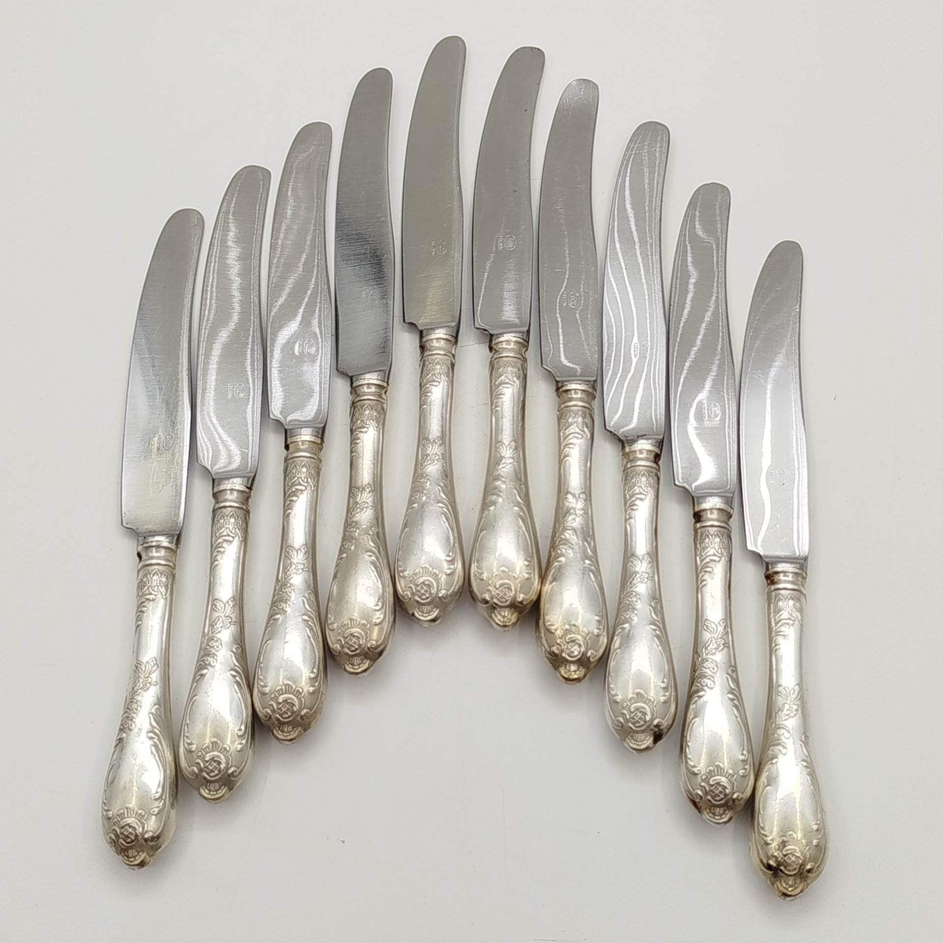 Набор из десяти десертных ножей с растительным декором, мНЦ (медь-никель-цинк), сталь, Вольнянский завод столовых приборов им. Шевченко (ЗiШ, ЗиШ), СССР, 1960-1990 гг.
