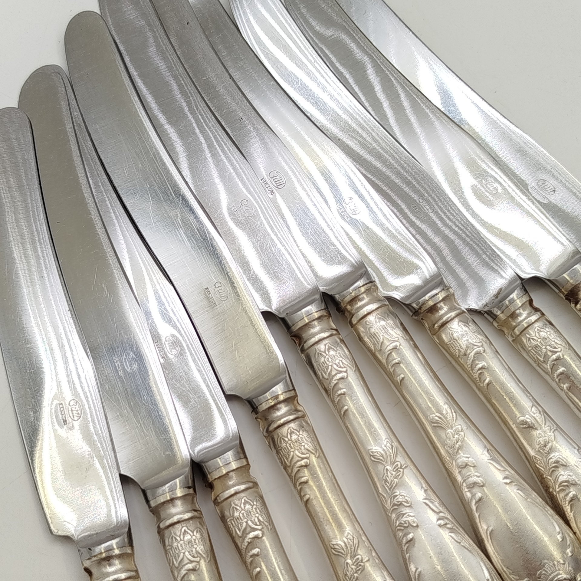 Набор из десяти десертных ножей с растительным декором, мНЦ (медь-никель-цинк), сталь, Вольнянский завод столовых приборов им. Шевченко (ЗiШ, ЗиШ), СССР, 1960-1990 гг.