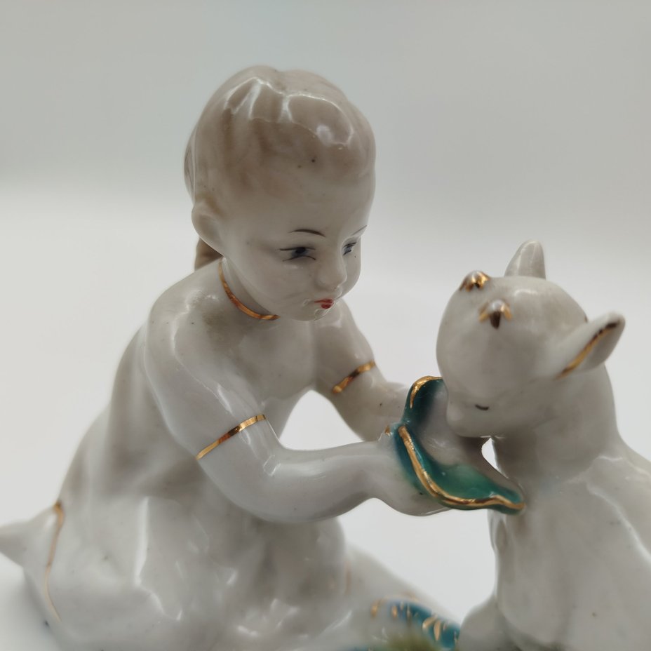 Статуэтка "Алёнушка с козленком" ("Девочка с козленком"), автор Л.П.Азарова, фарфор, роспись, золочение, Турыгинский фарфоровый завод артели «Художественная керамика» (Гжель), СССР, 1950-1960 гг.