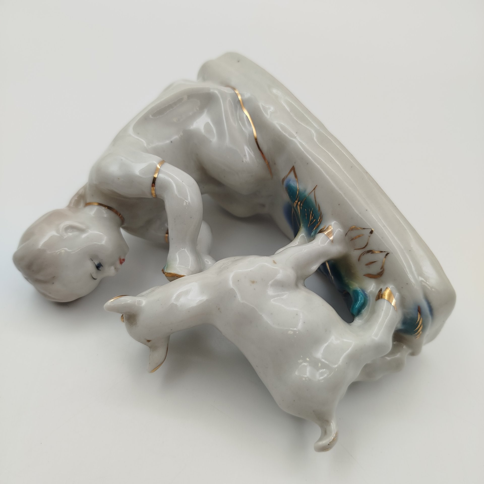 Статуэтка "Алёнушка с козленком" ("Девочка с козленком"), автор Л.П.Азарова, фарфор, роспись, золочение, Турыгинский фарфоровый завод артели «Художественная керамика» (Гжель), СССР, 1950-1960 гг., Турыгинский фарфоровый завод артели «Художественная керамика» (Гжель)