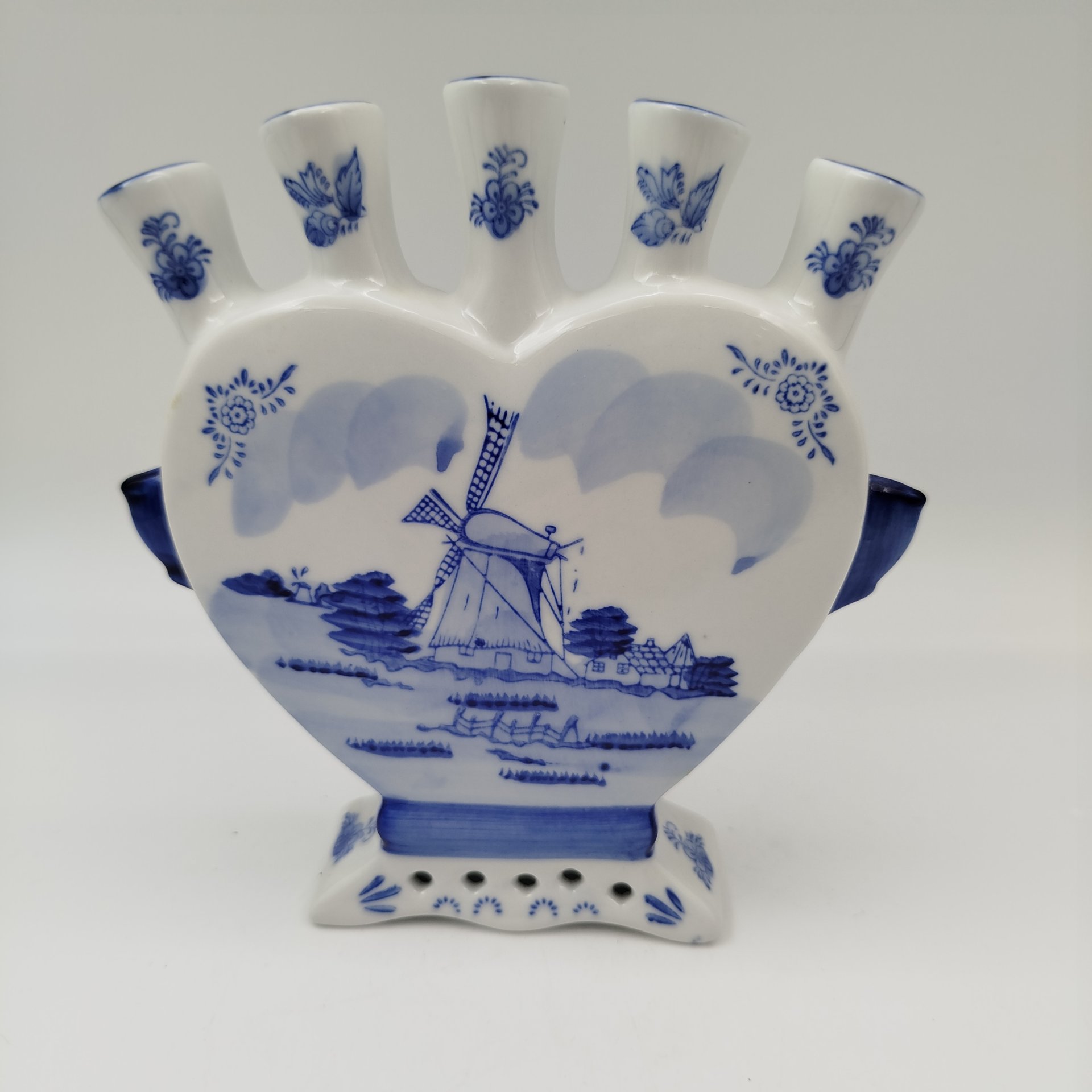 Ваза-подставка для тюльпанов в форме сердца с изображением пейзажа и мельницы, фарфор, роспись, Нидерланды, 1990-2000 гг.