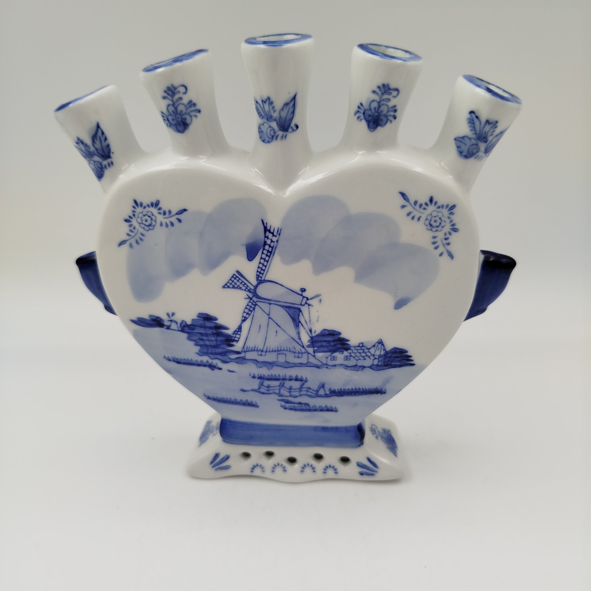Ваза-подставка для тюльпанов в форме сердца с изображением пейзажа и мельницы, фарфор, роспись, Нидерланды, 1990-2000 гг.