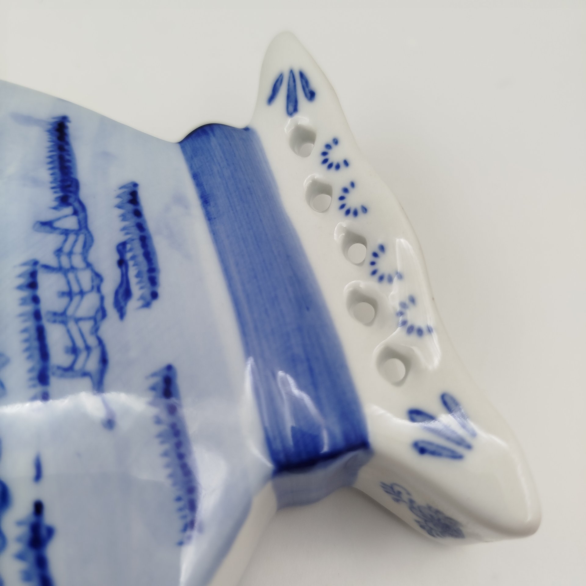 Ваза-подставка для тюльпанов в форме сердца с изображением пейзажа и мельницы, фарфор, роспись, Нидерланды, 1990-2000 гг.