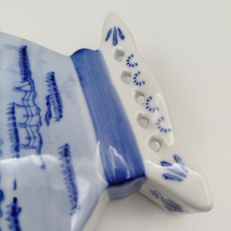 Ваза-подставка для тюльпанов в форме сердца с изображением пейзажа и мельницы, фарфор, роспись, Нидерланды, 1990-2000 гг.