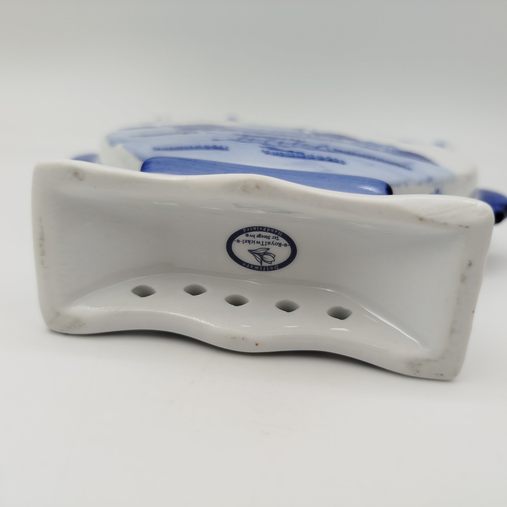 Ваза-подставка для тюльпанов в форме сердца с изображением пейзажа и мельницы, фарфор, роспись, Нидерланды, 1990-2000 гг.