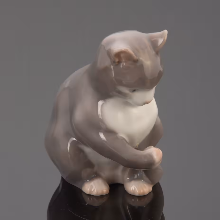 Статуэтка "Кошка, играющая с хвостом", фарфор, роспись, Bing & Grondahl, Дания, 1970-1982 гг., Bing & Grondahl