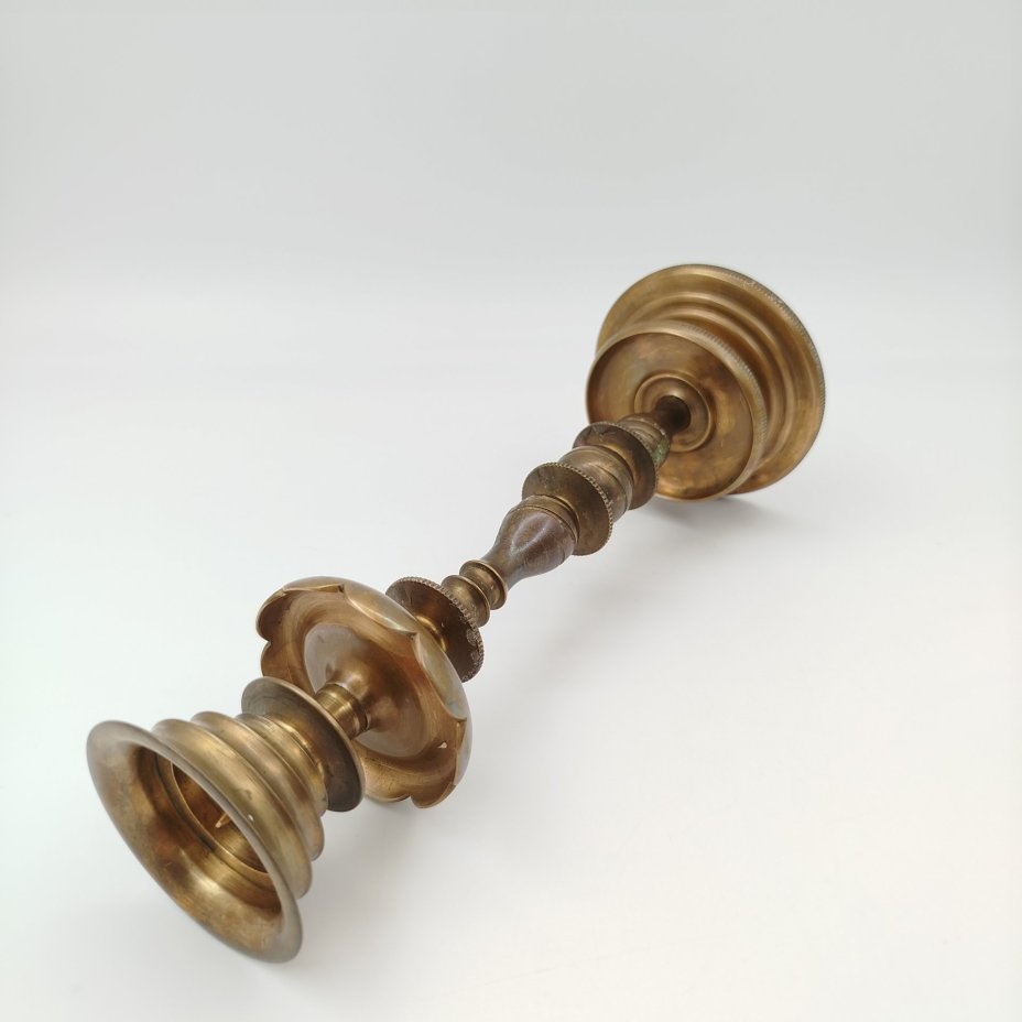 Подсвечник на фигурном основании с элементами в виде балясин (на одну свечу)