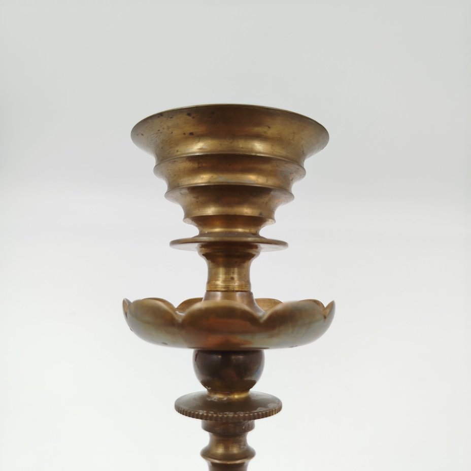 Подсвечник на фигурном основании с элементами в виде балясин (на одну свечу)