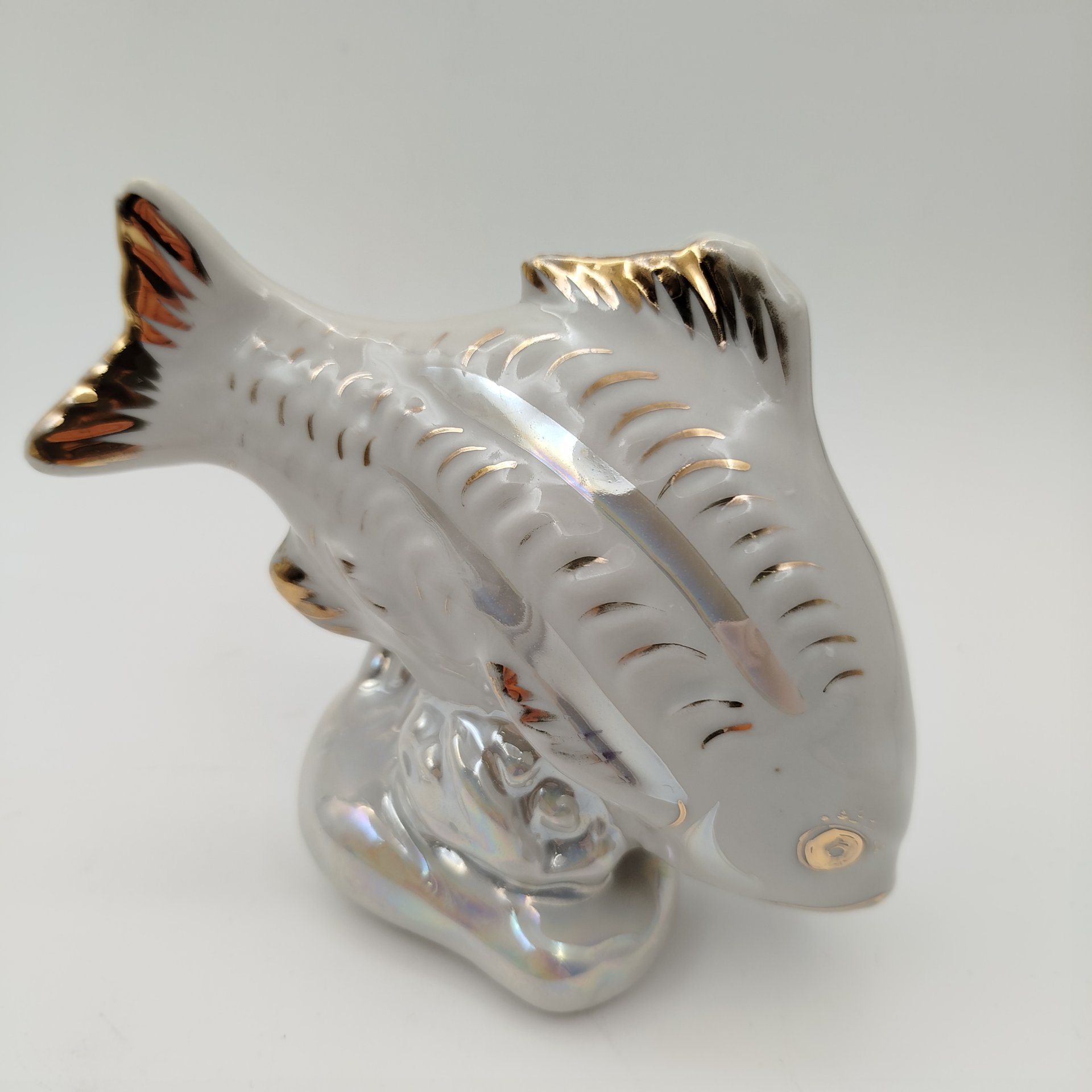 Статуэтка "Рыба-карп", скульптор П.М. Кожин, фарфор, люстр, роспись, золочение, Дулевский фарфоровый завод (Дулёво), СССР, 1964 г.