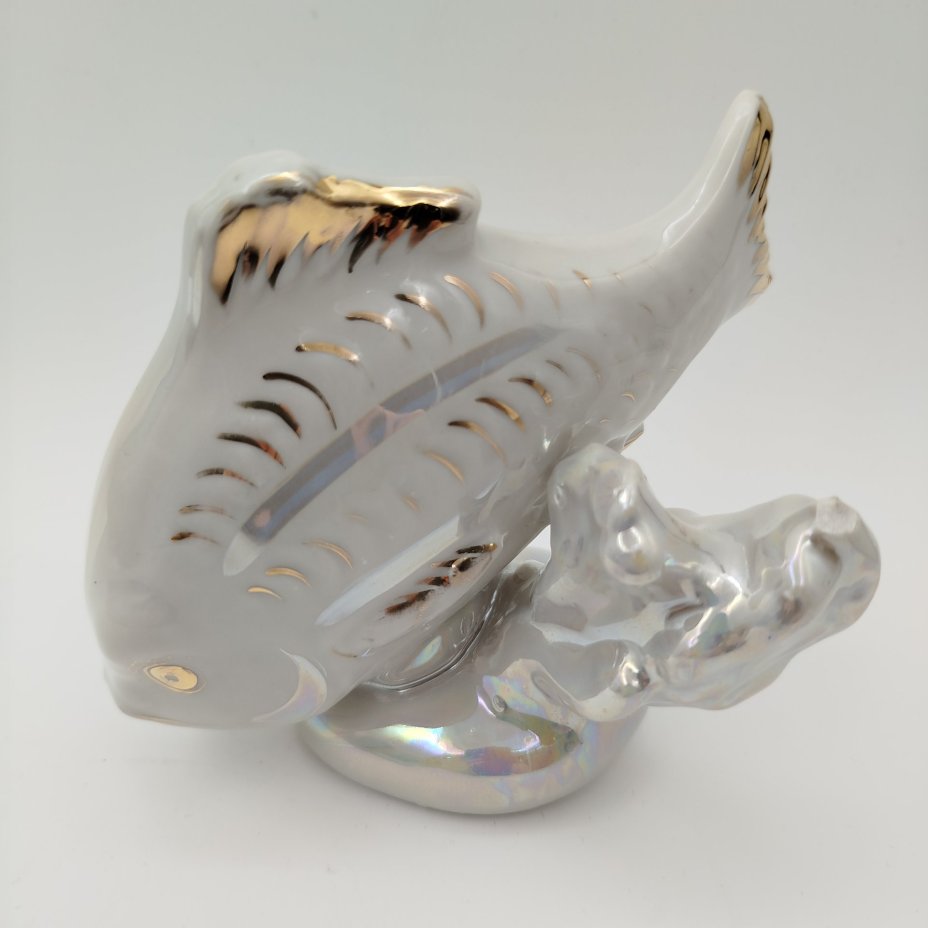 Статуэтка "Рыба-карп", скульптор П.М. Кожин, фарфор, люстр, роспись, золочение, Дулевский фарфоровый завод (Дулёво), СССР, 1964 г.