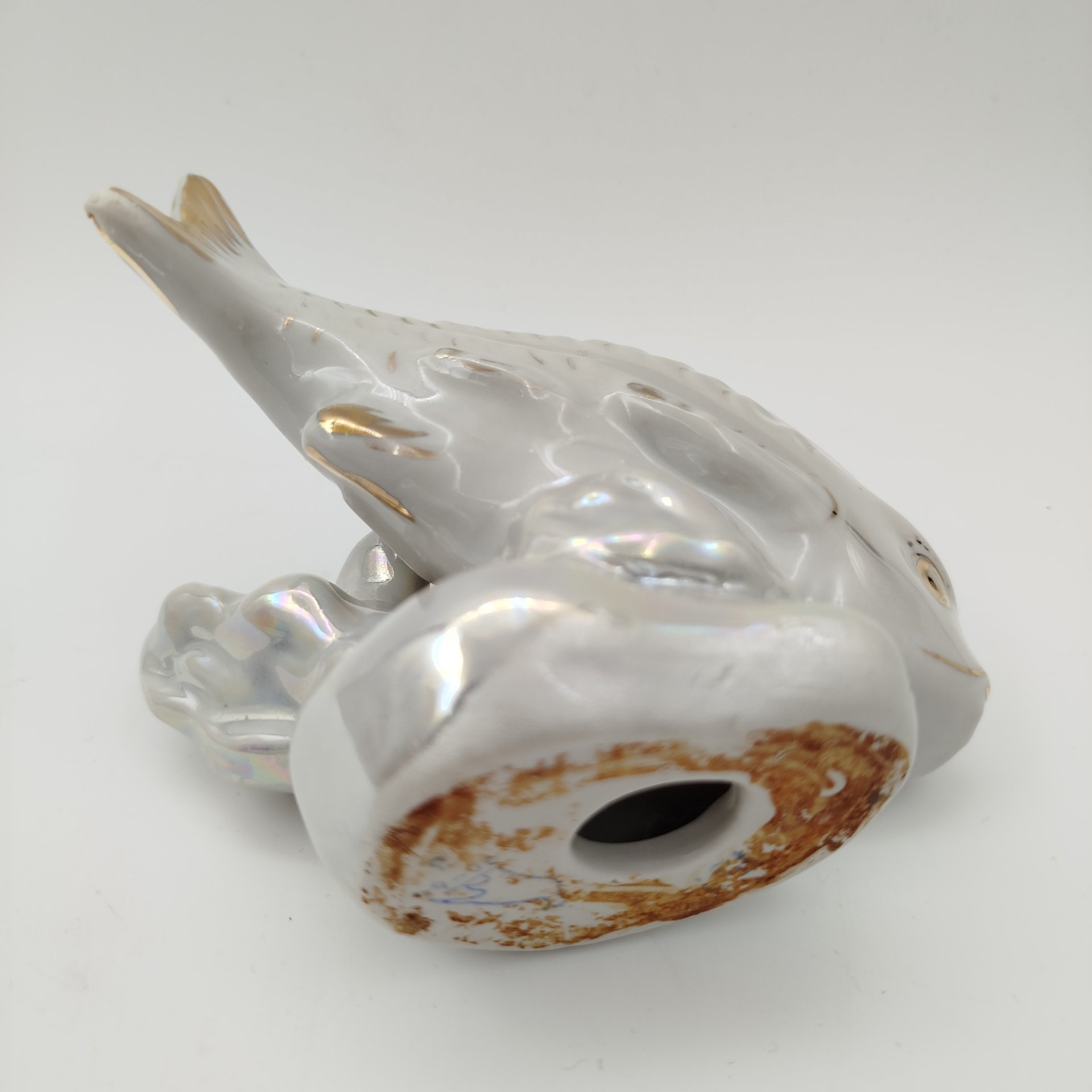 Статуэтка "Рыба-карп", скульптор П.М. Кожин, фарфор, люстр, роспись, золочение, Дулевский фарфоровый завод (Дулёво), СССР, 1964 г.